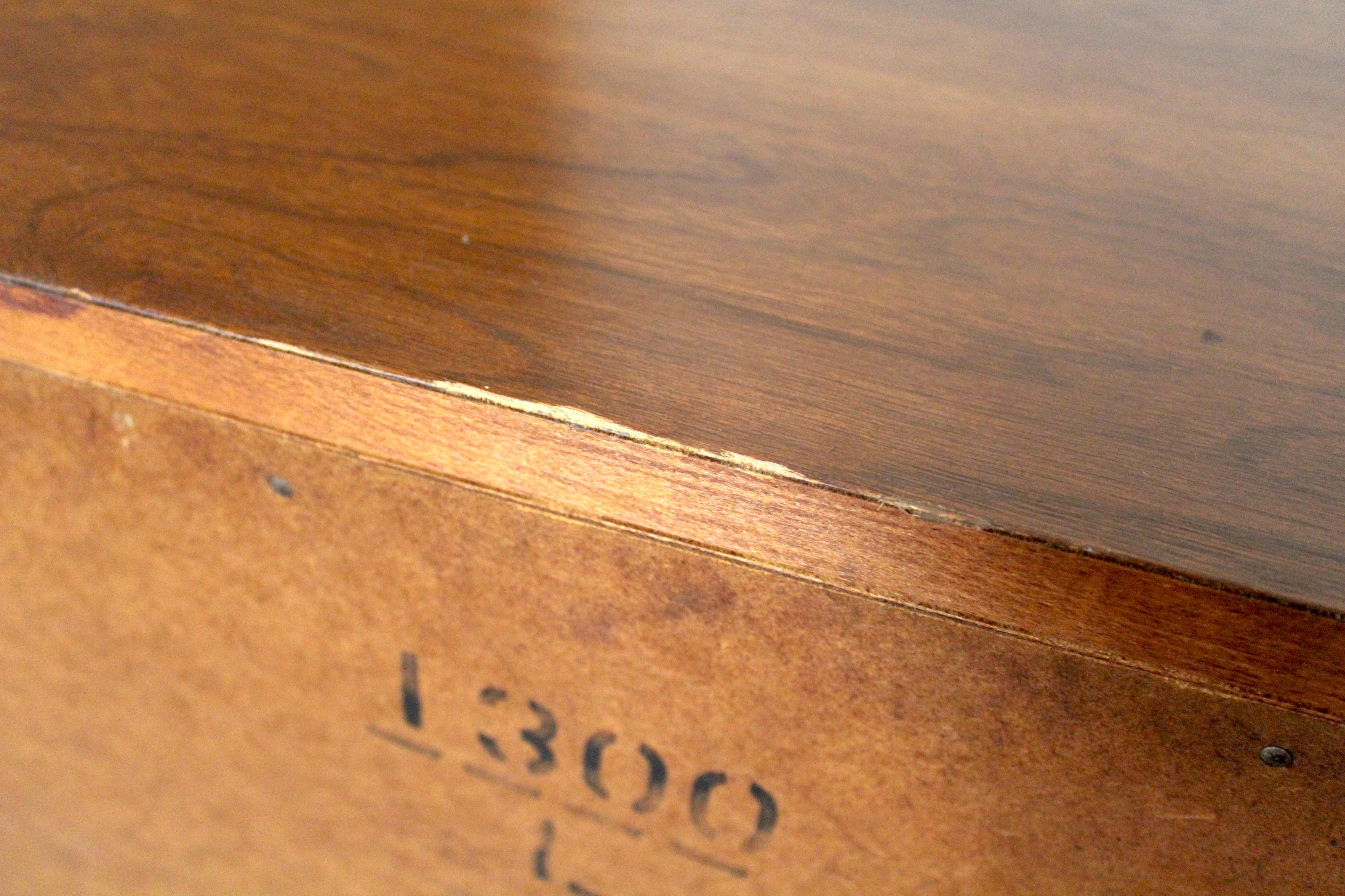 Tables de chevet en noyer modernes du milieu du siècle par United Furniture en vente 5