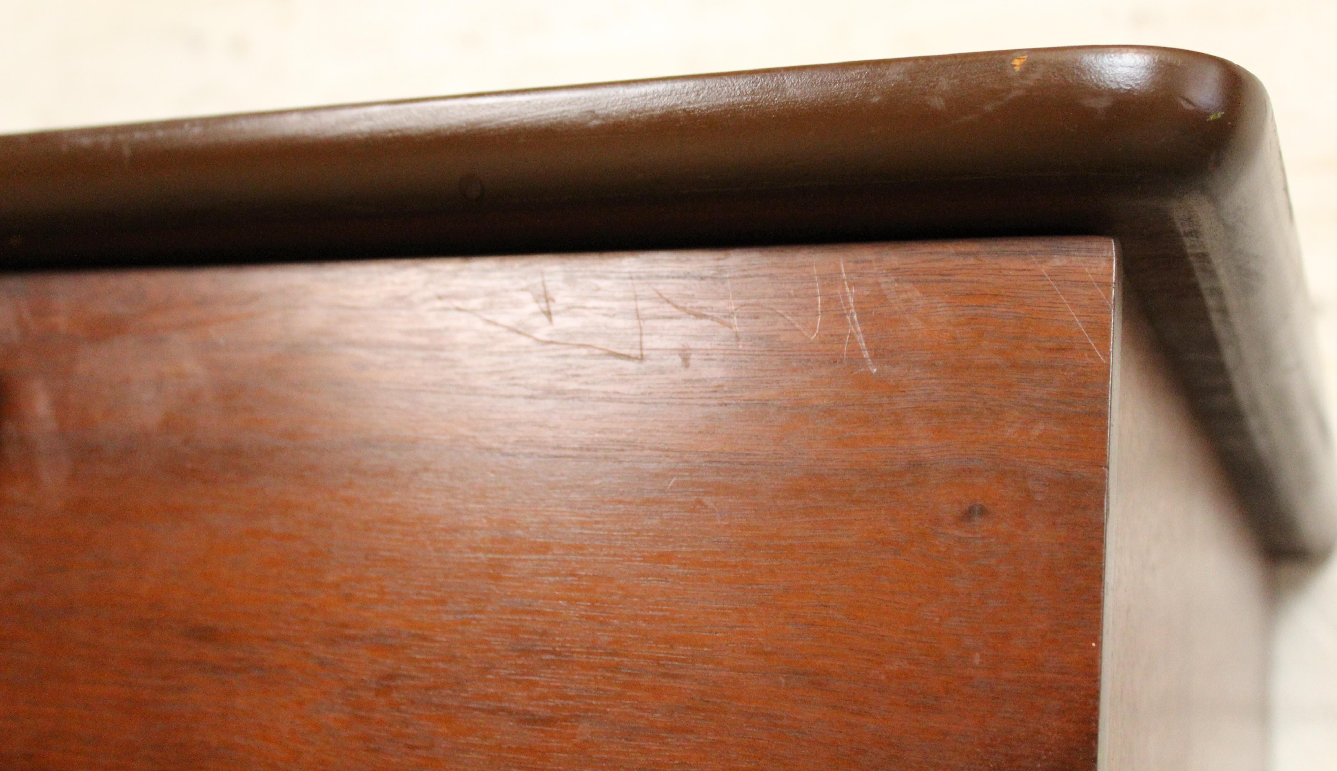 Tables de chevet en noyer modernes du milieu du siècle par United Furniture en vente 7