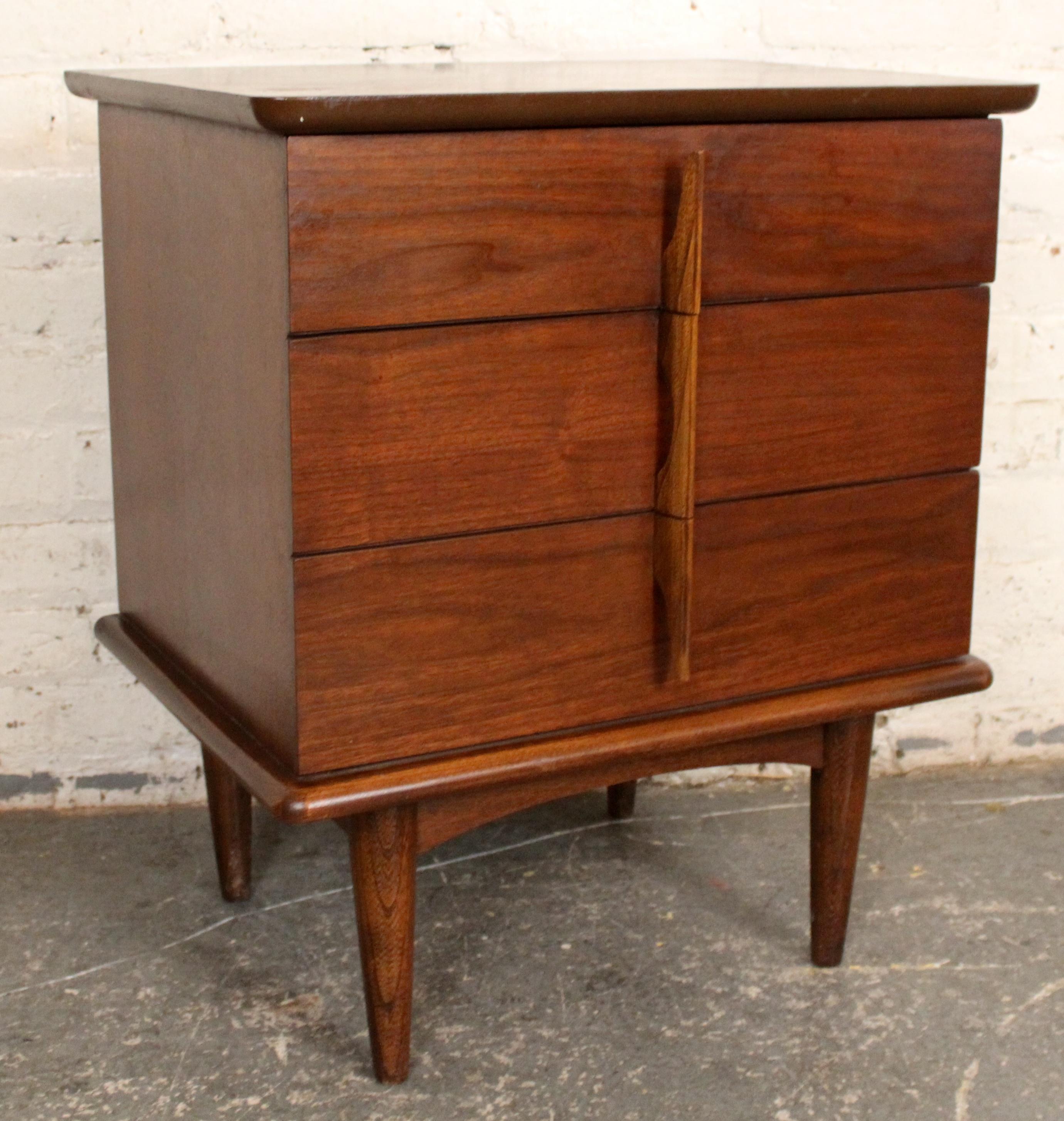 Tables de chevet en noyer modernes du milieu du siècle par United Furniture en vente 8