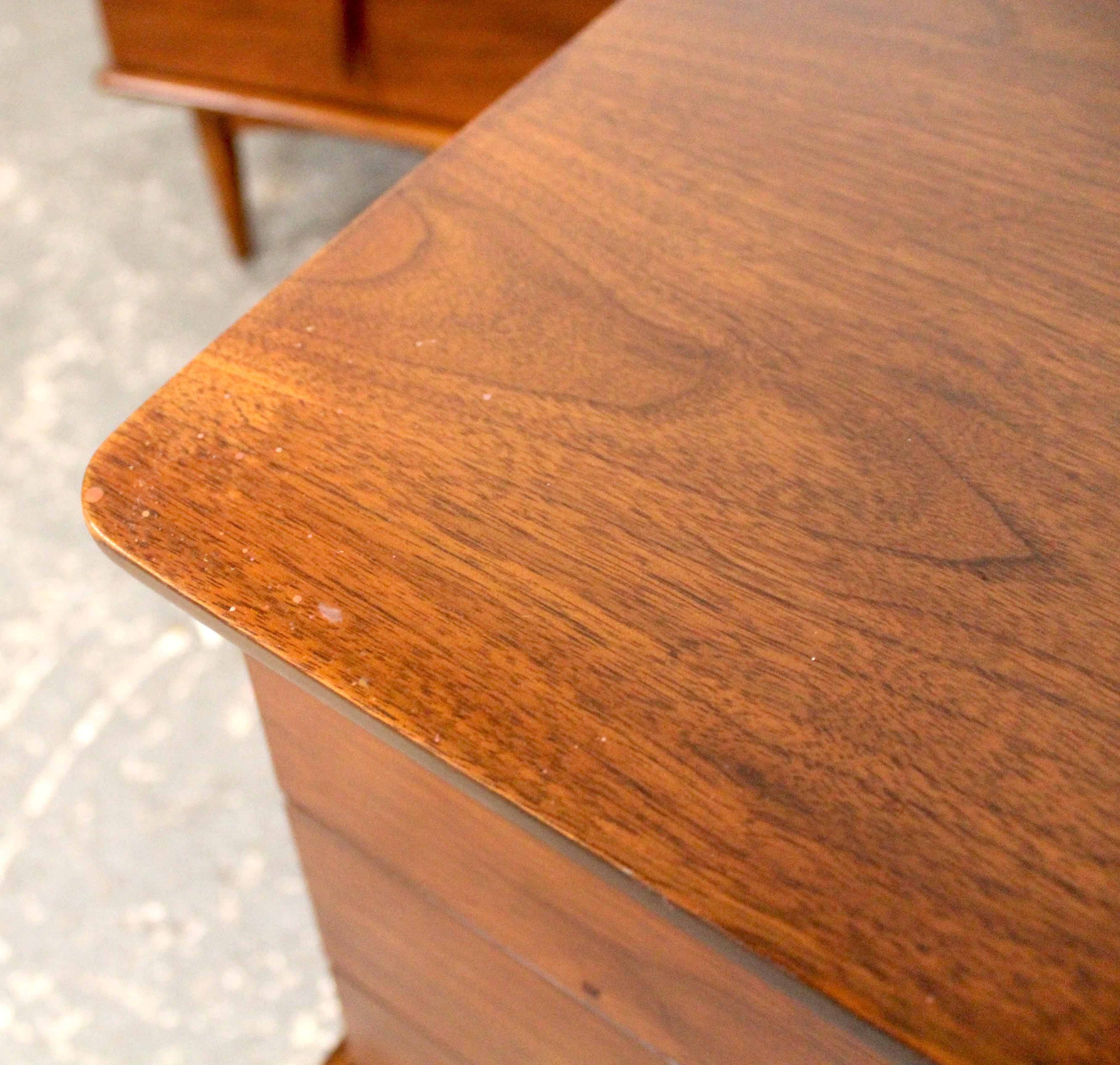 Tables de chevet en noyer modernes du milieu du siècle par United Furniture en vente 9