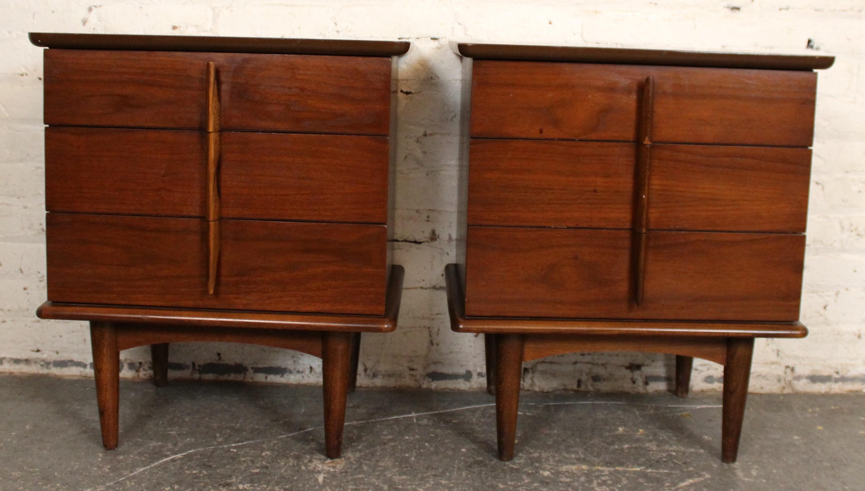 Mid-Century Modern Tables de chevet en noyer modernes du milieu du siècle par United Furniture en vente