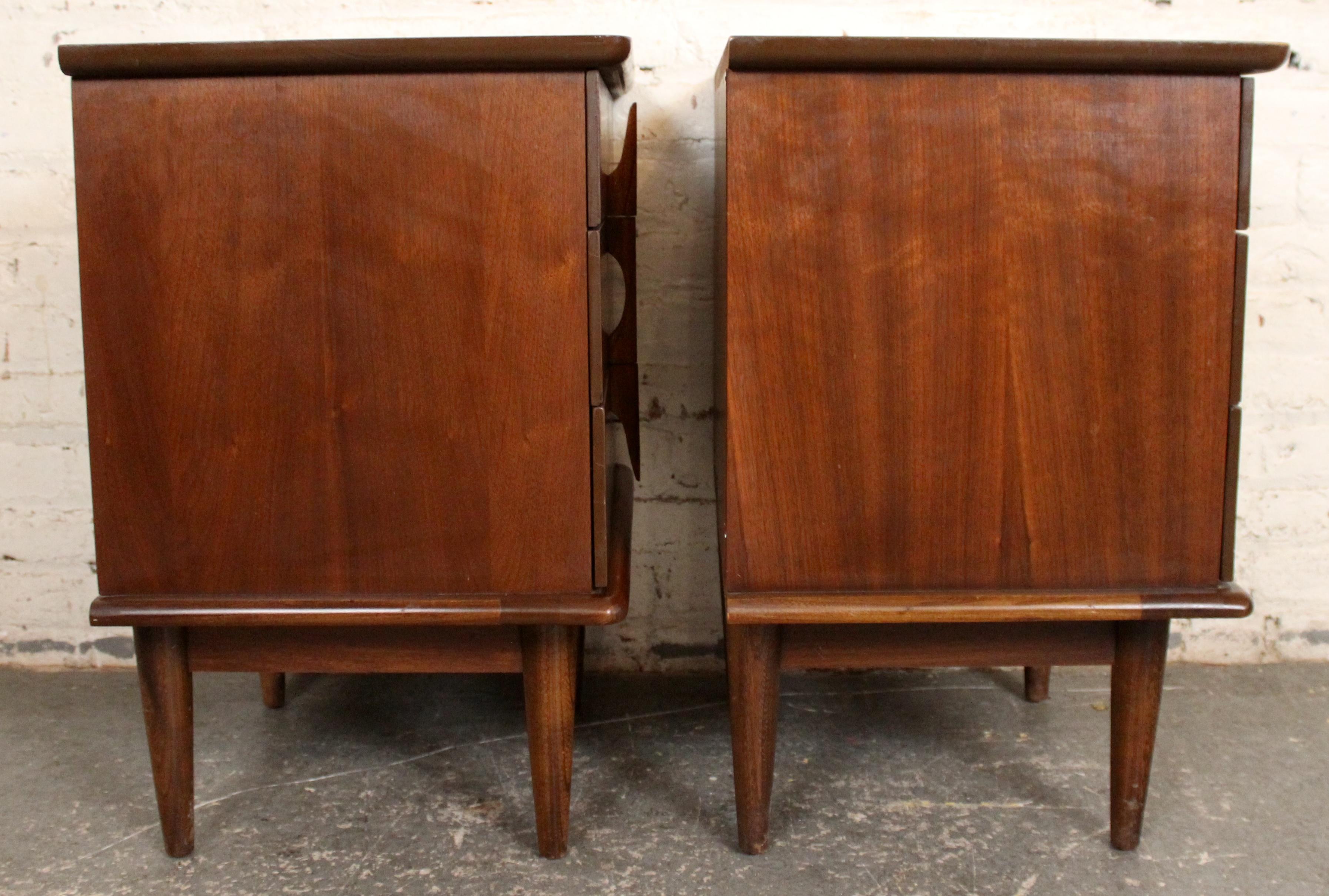 Américain Tables de chevet en noyer modernes du milieu du siècle par United Furniture en vente