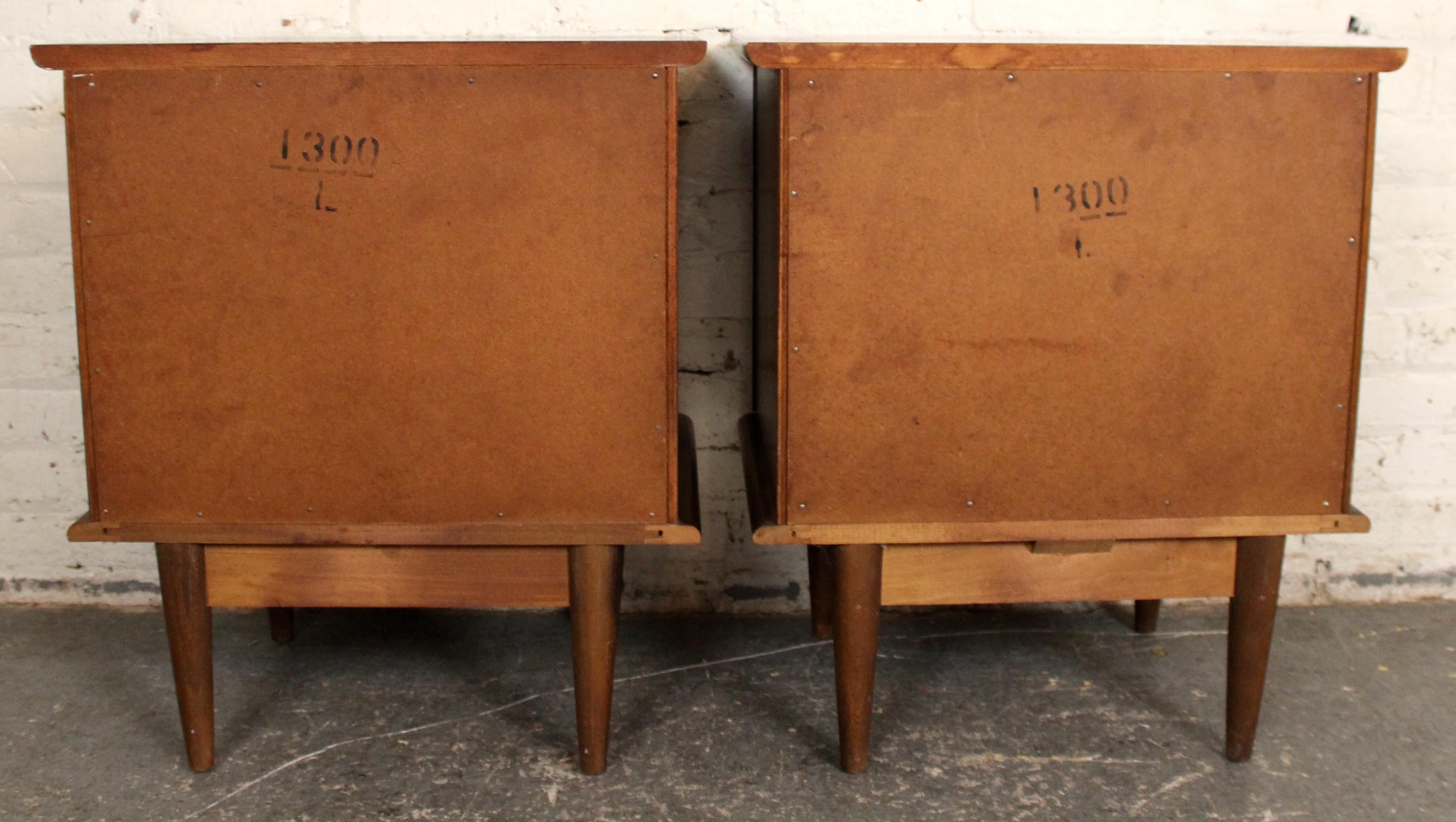 Tables de chevet en noyer modernes du milieu du siècle par United Furniture Bon état - En vente à Brooklyn, NY