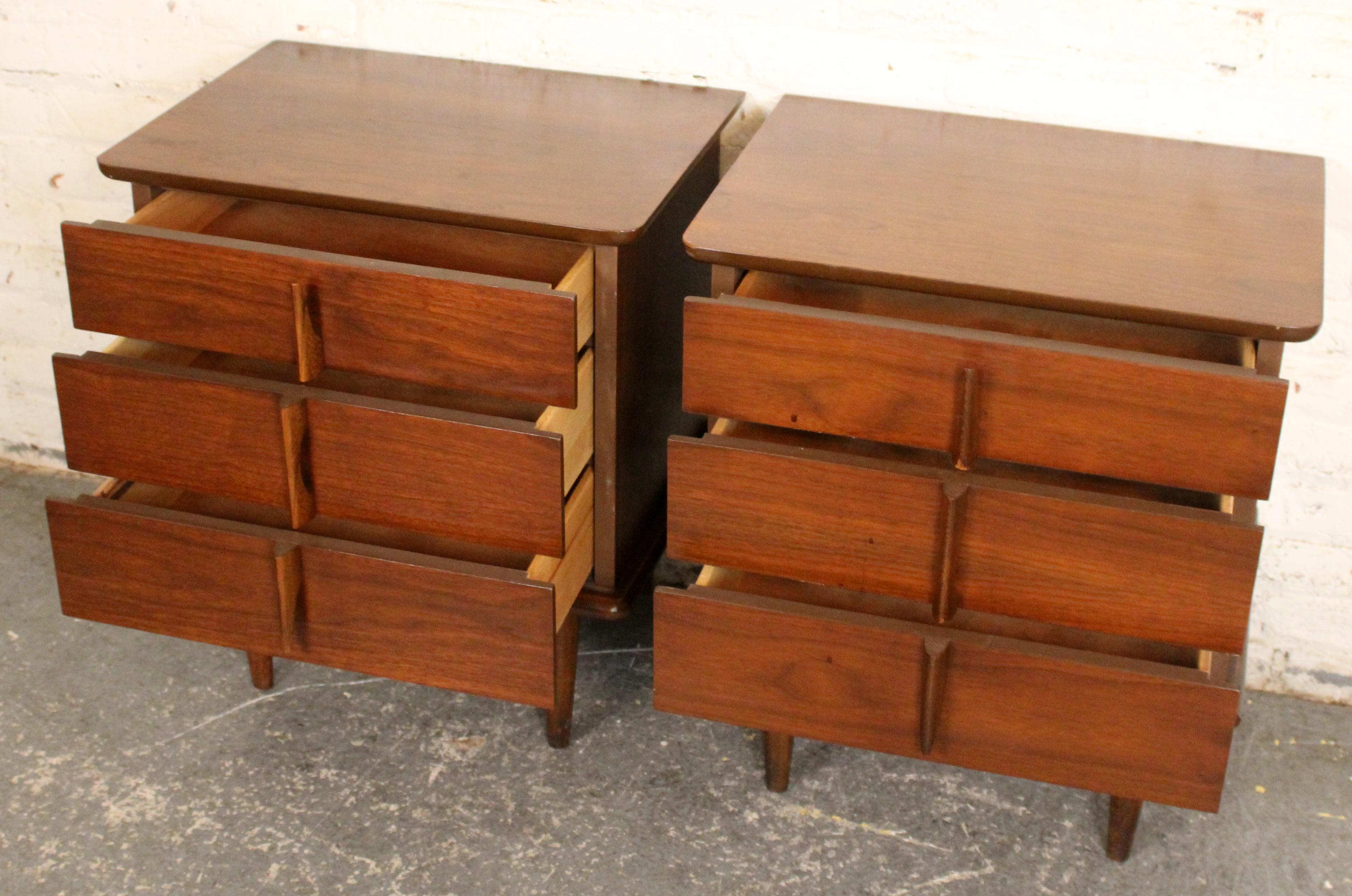 Tables de chevet en noyer modernes du milieu du siècle par United Furniture en vente 1