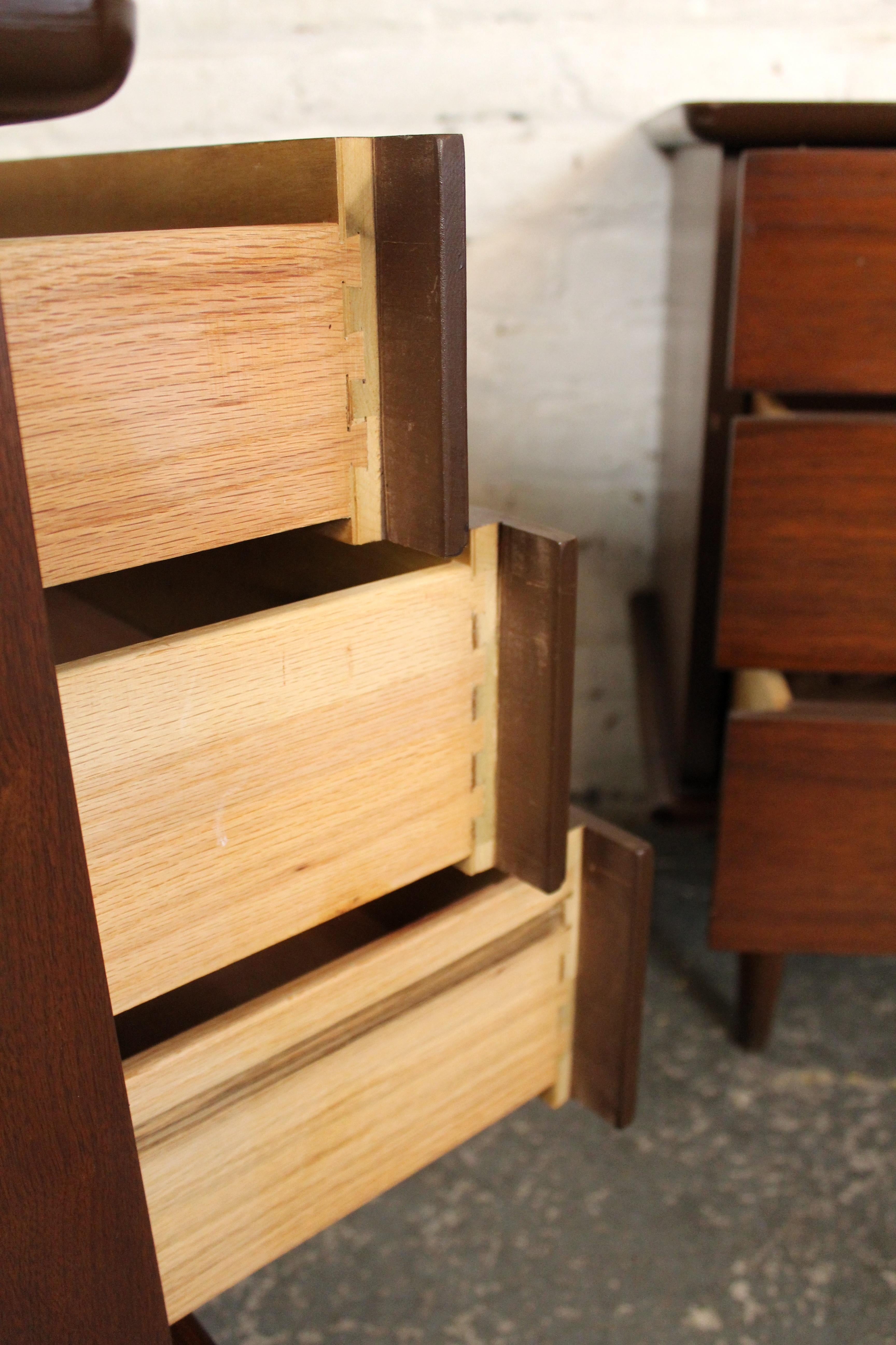 Tables de chevet en noyer modernes du milieu du siècle par United Furniture en vente 2