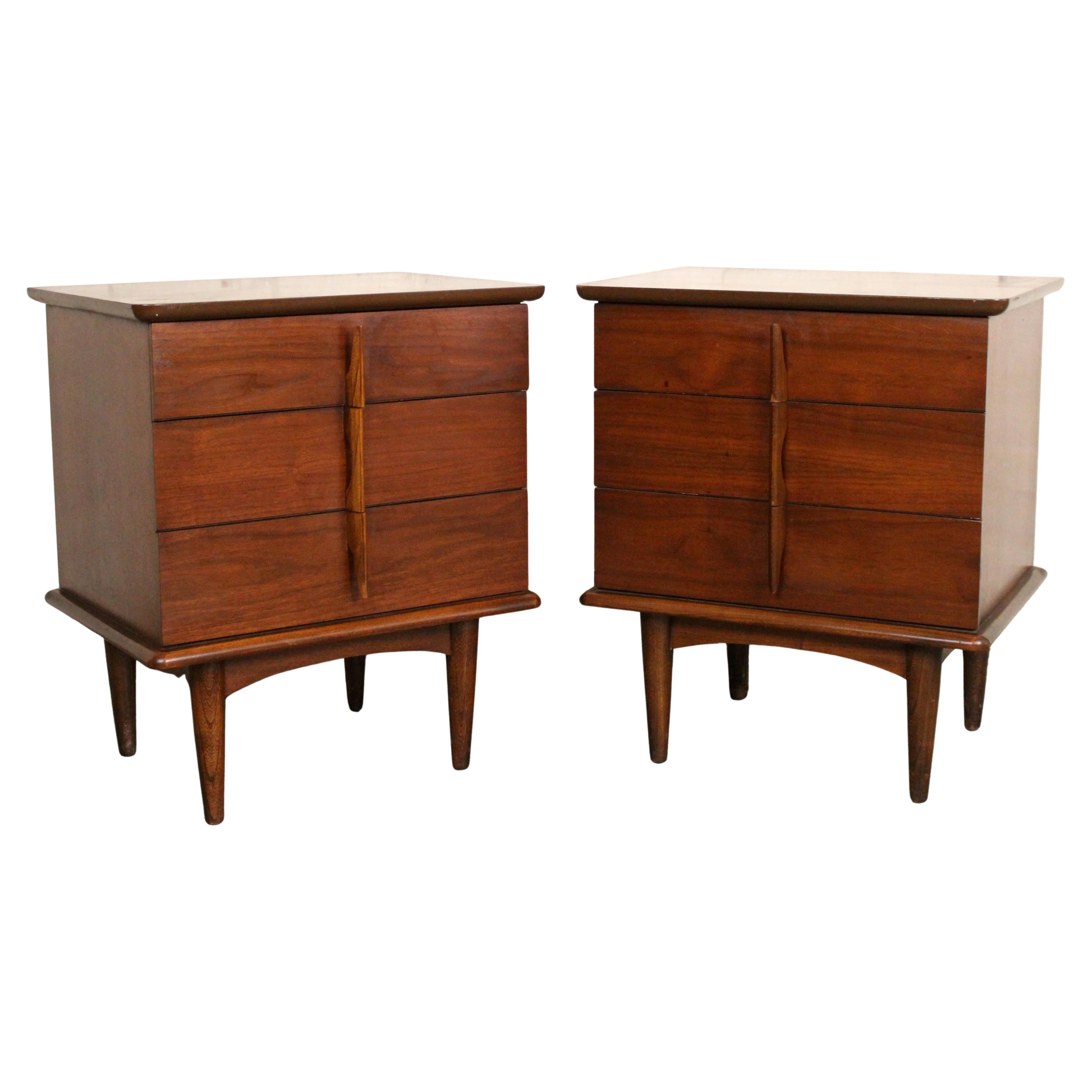 Tables de chevet en noyer modernes du milieu du siècle par United Furniture en vente