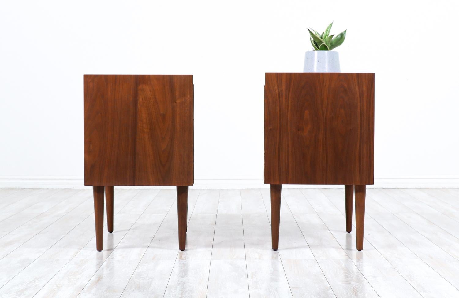 Mid-Century Modern Walnut Night Stands with Lacquered Accent Drawers In Excellent Condition In Los Angeles, CA