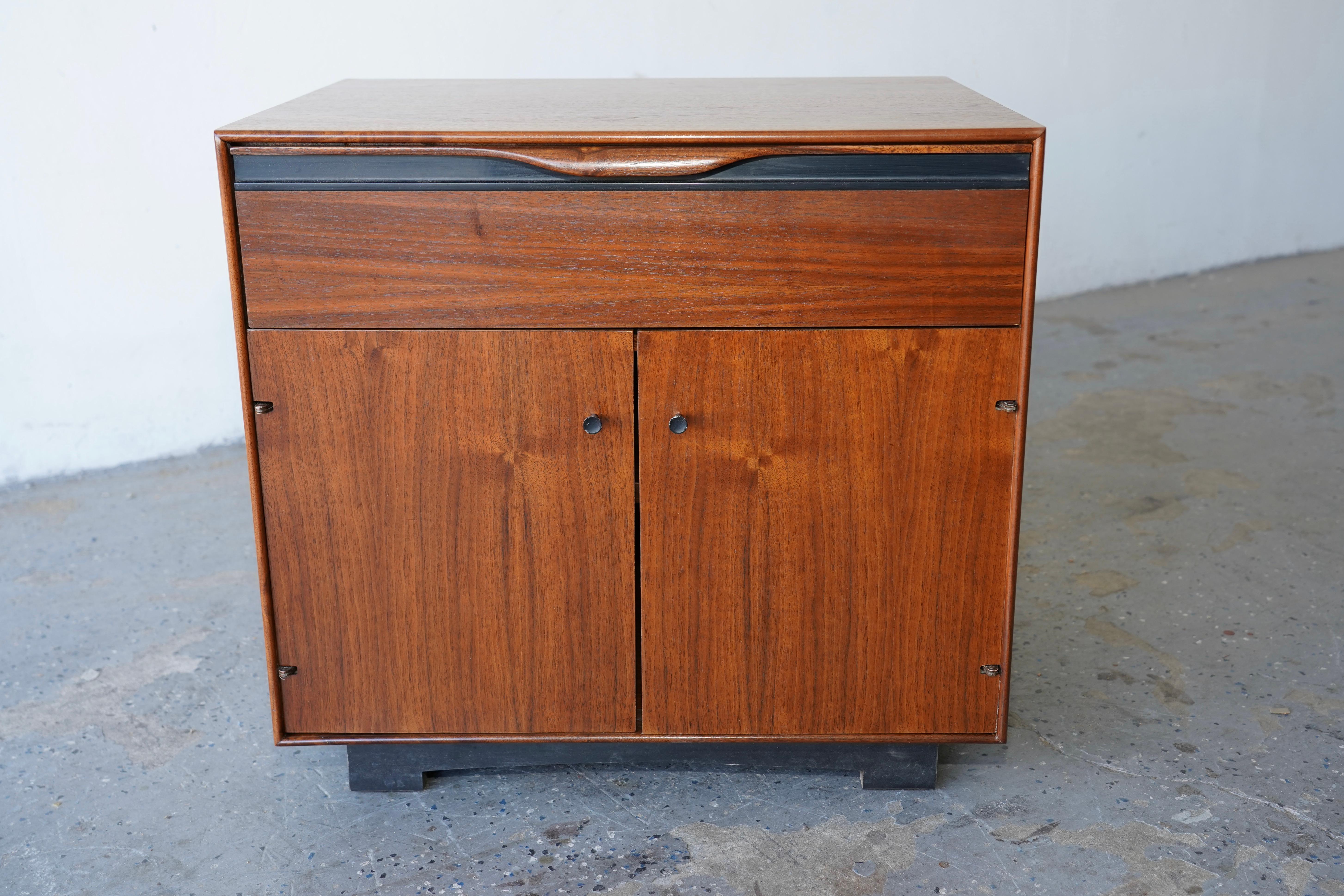 Mid-Century Modern Walnut Nightstand by John Kapel for Glenn of California

Cool and timeless Mid-Century Modern nightstand, designed by the iconic John Kapel for Glenn of California in the 1960s.

✨ Features:
Sleek Design: A perfect blend of walnut