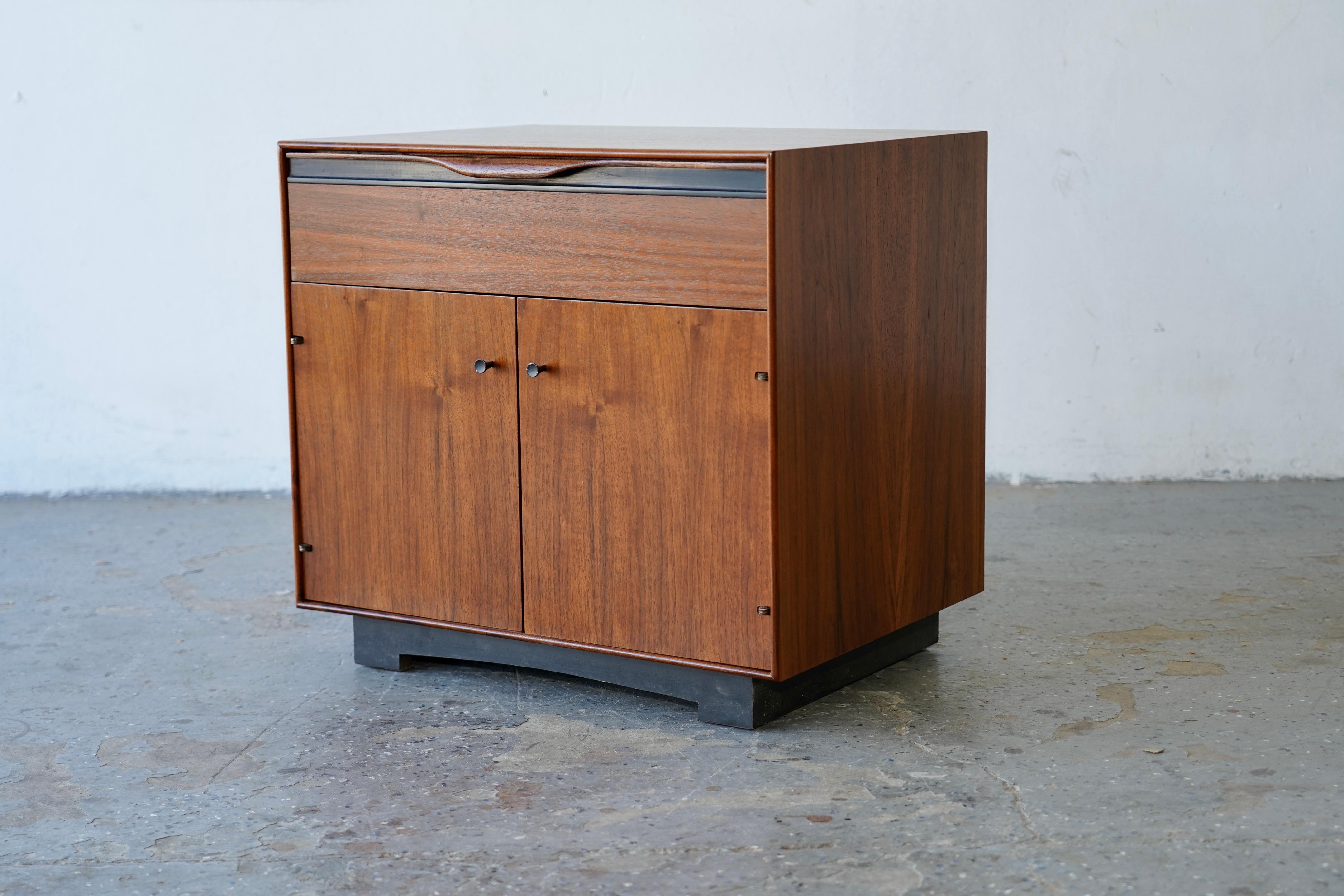 Mid-Century Modern Walnut Nightstand by John Kapel for Glenn of California In Good Condition In Las Vegas, NV