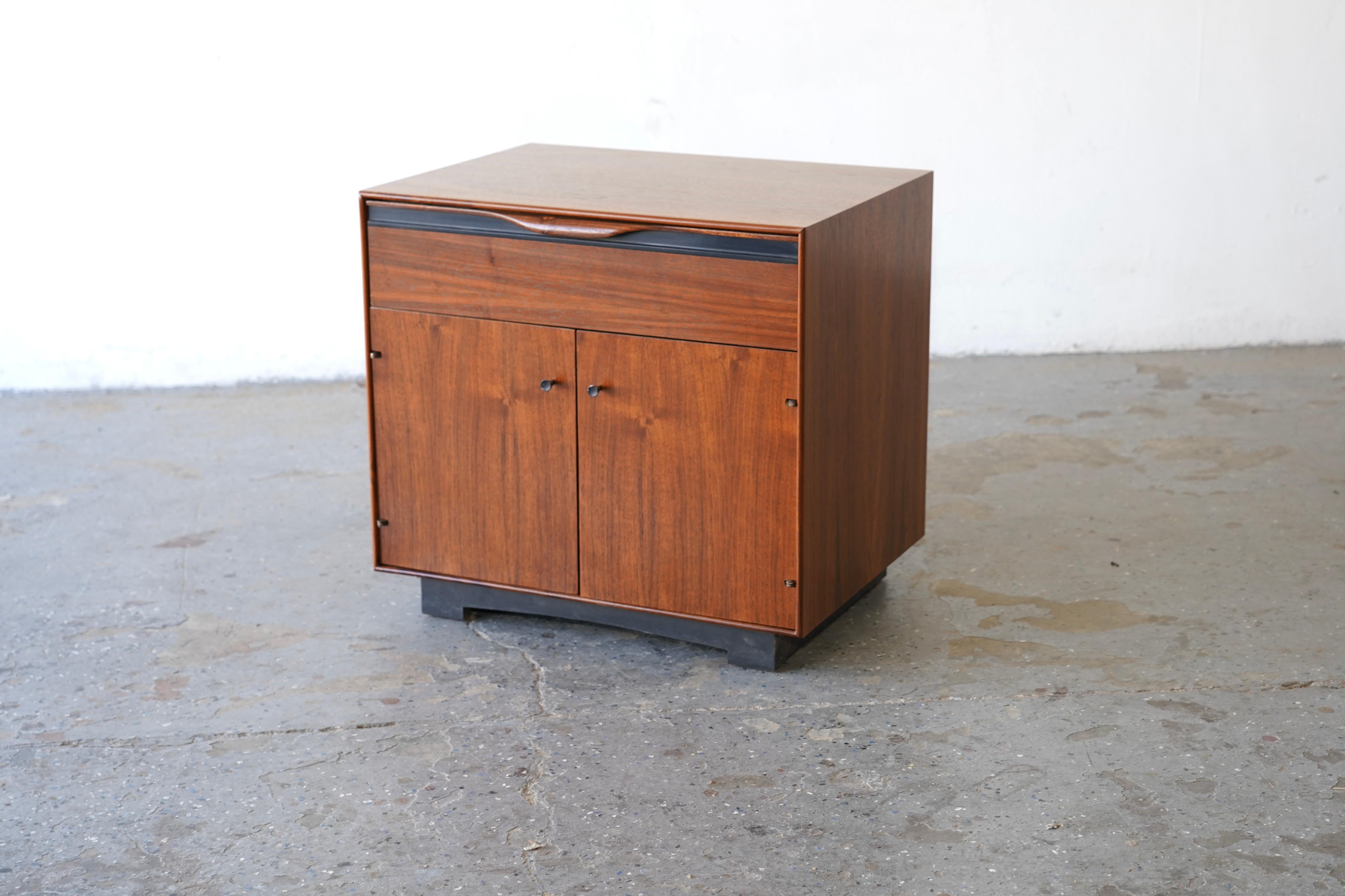 Mid-Century Modern Walnut Nightstand by John Kapel for Glenn of California 1