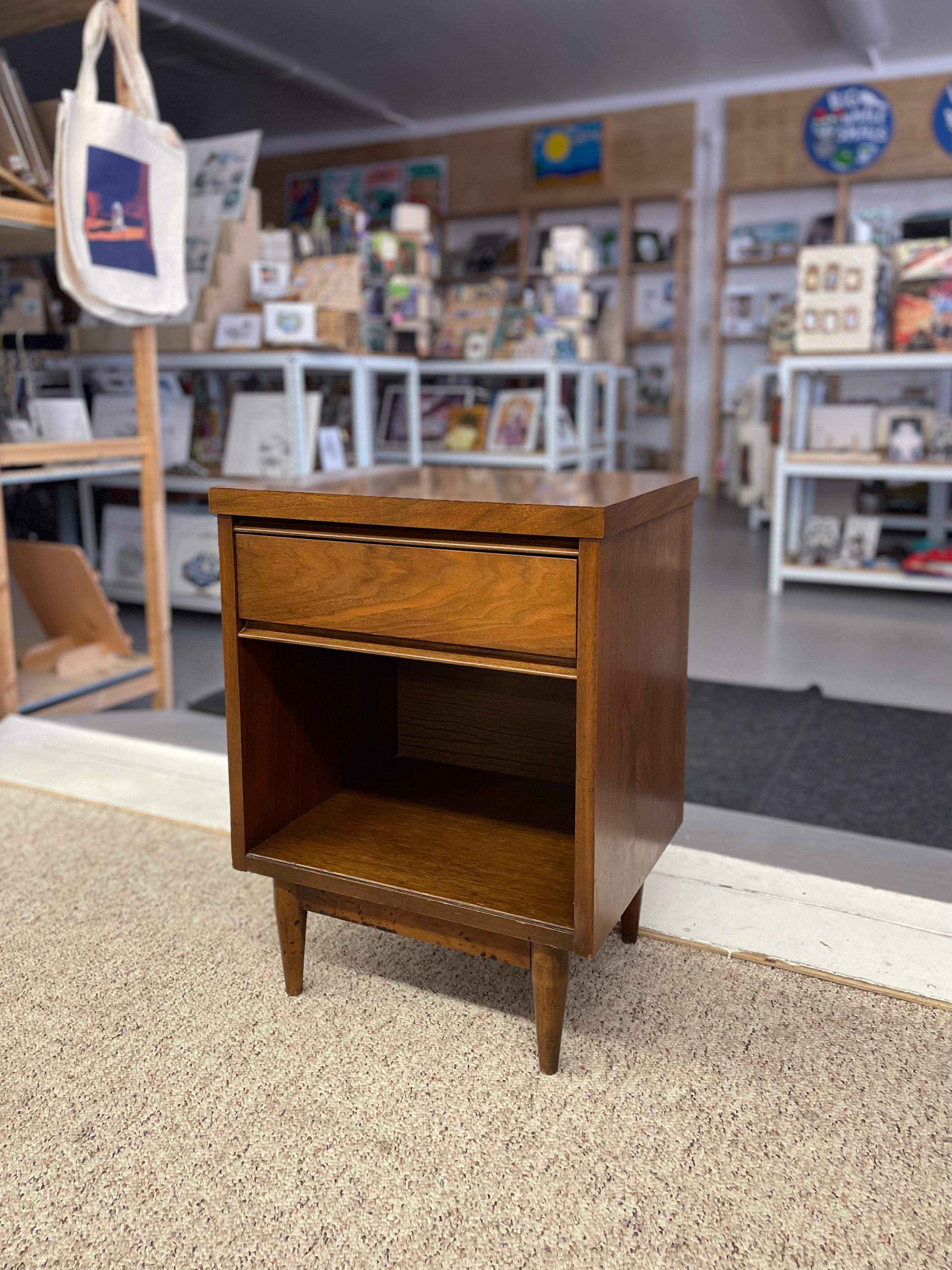 Mid-Century Modern Walnut Nightstand with Drawer and Open Cubby, 1950s In Excellent Condition For Sale In Seattle, WA