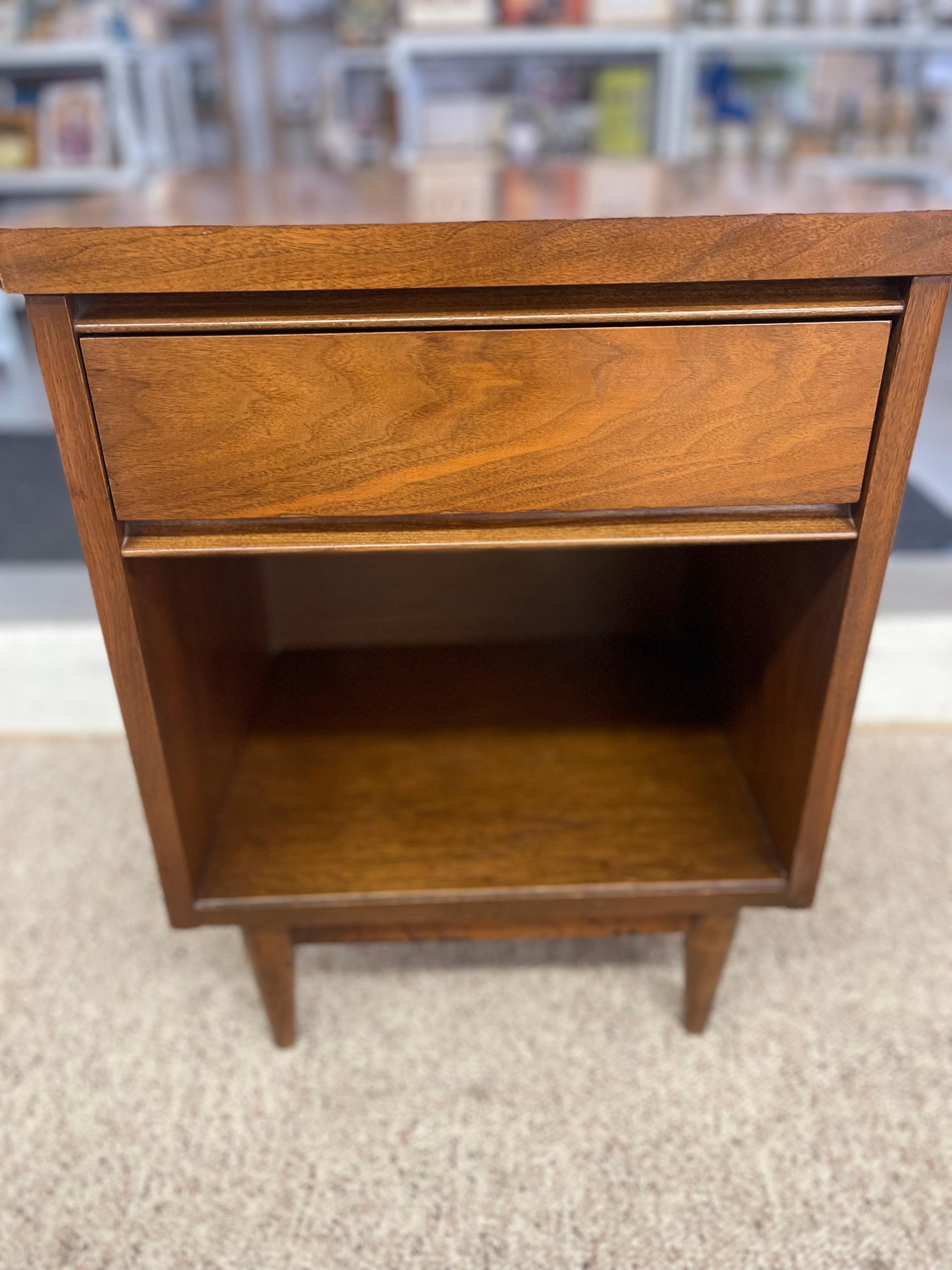 Mid-Century Modern Walnut Nightstand with Drawer and Open Cubby, 1950s For Sale 1