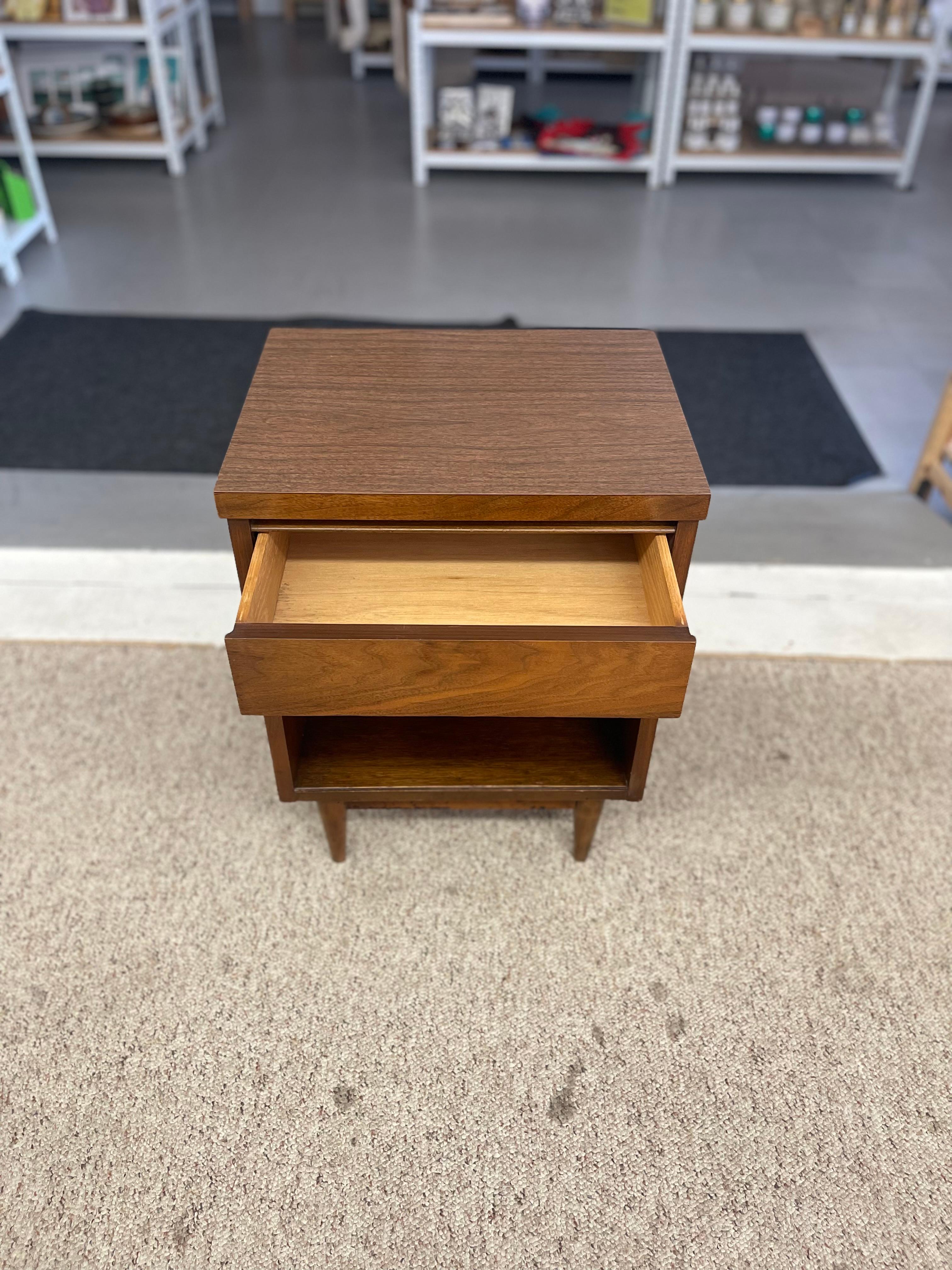 Mid-Century Modern Walnut Nightstand with Drawer and Open Cubby, 1950s For Sale 2