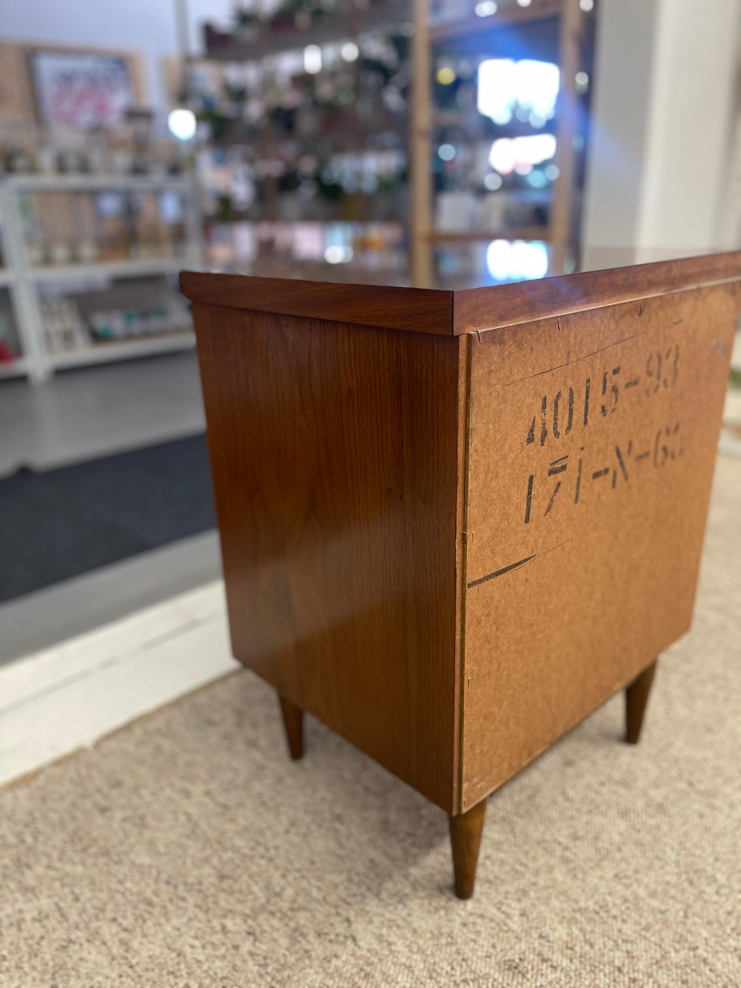Mid-Century Modern Walnut Nightstand with Drawer and Open Cubby, 1950s For Sale 4