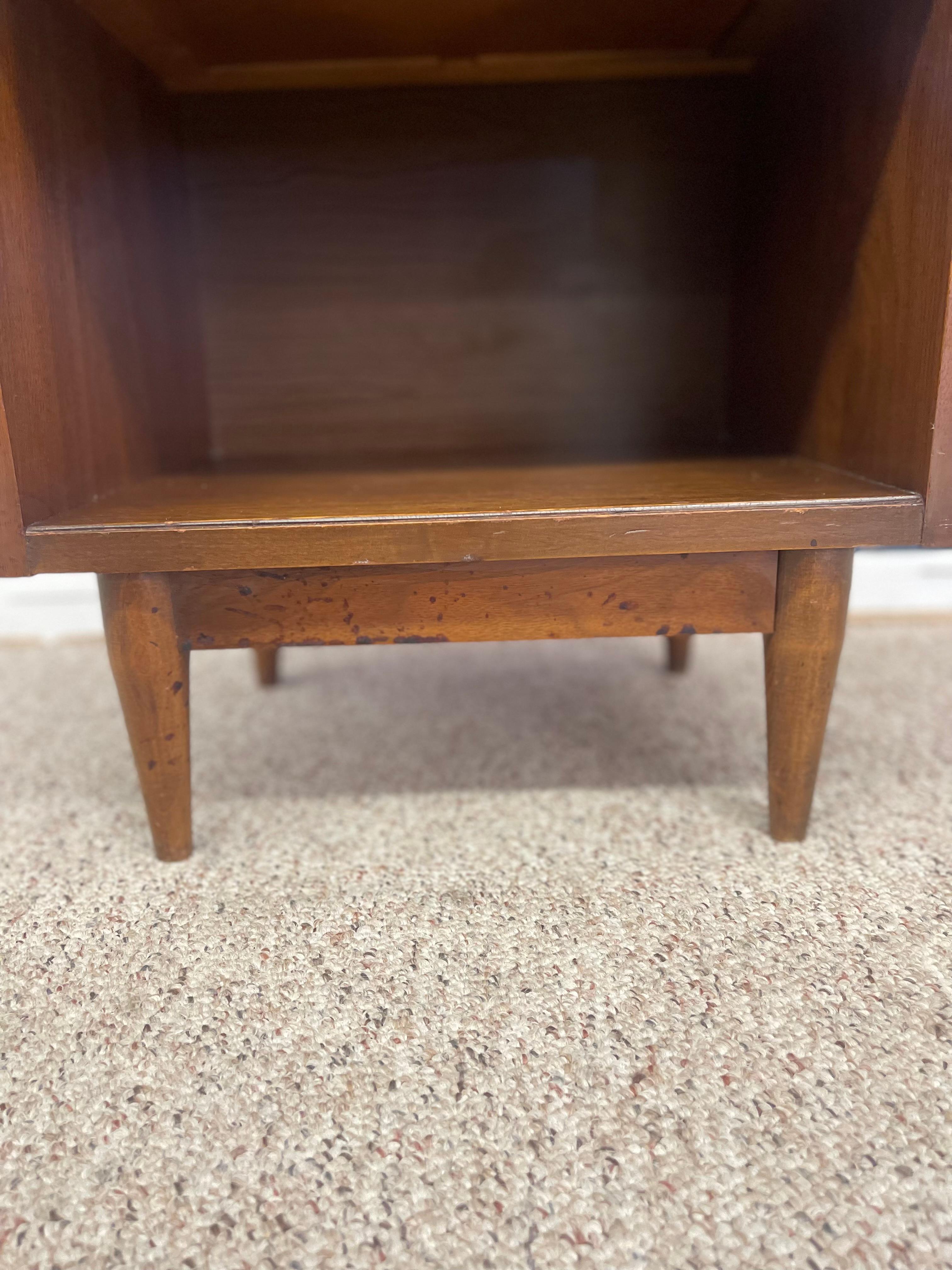Mid-Century Modern Walnut Nightstand with Drawer and Open Cubby, 1950s For Sale 5