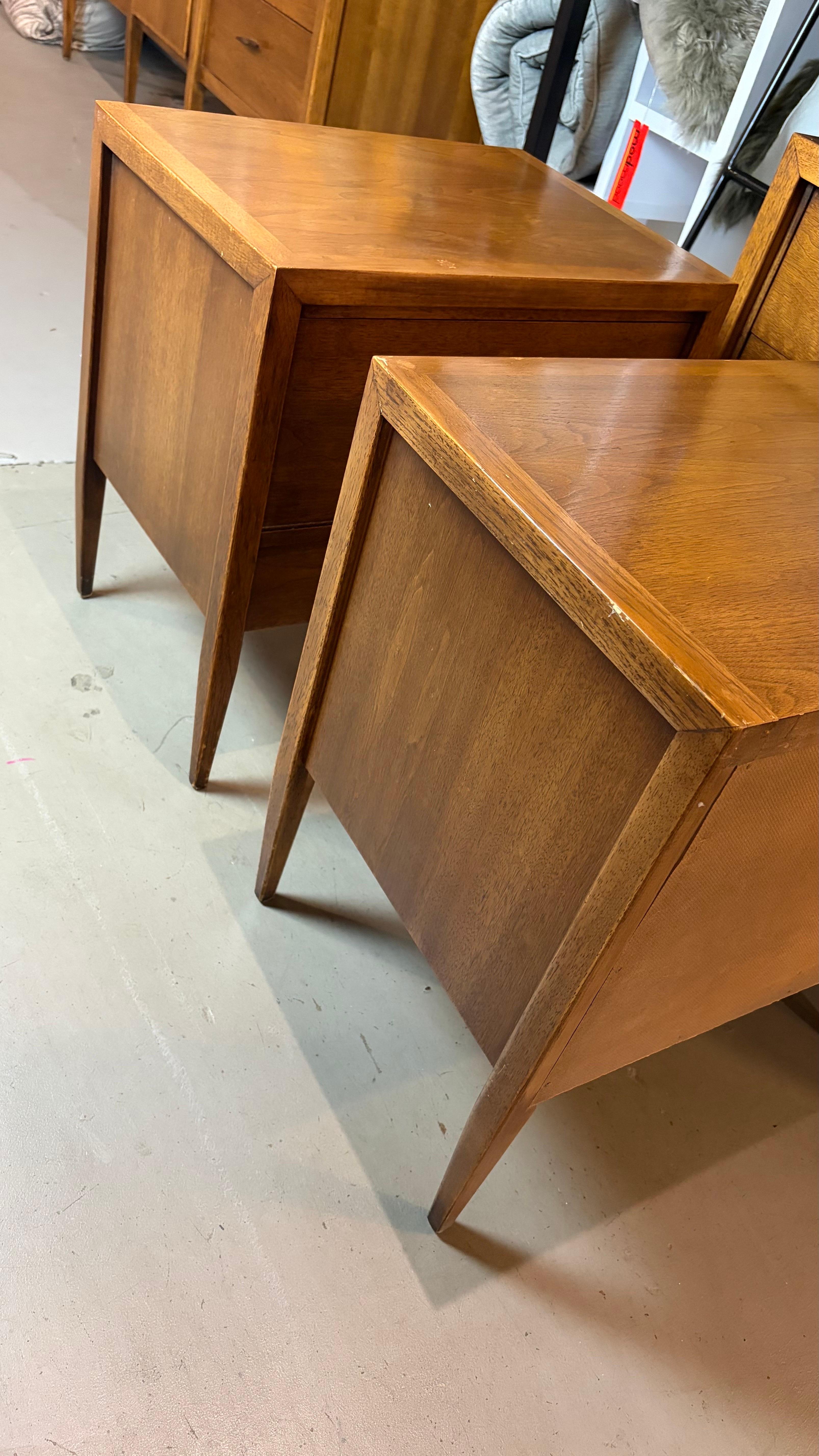 Comodini in legno di noce di Century Furniture, coppia in vendita 3