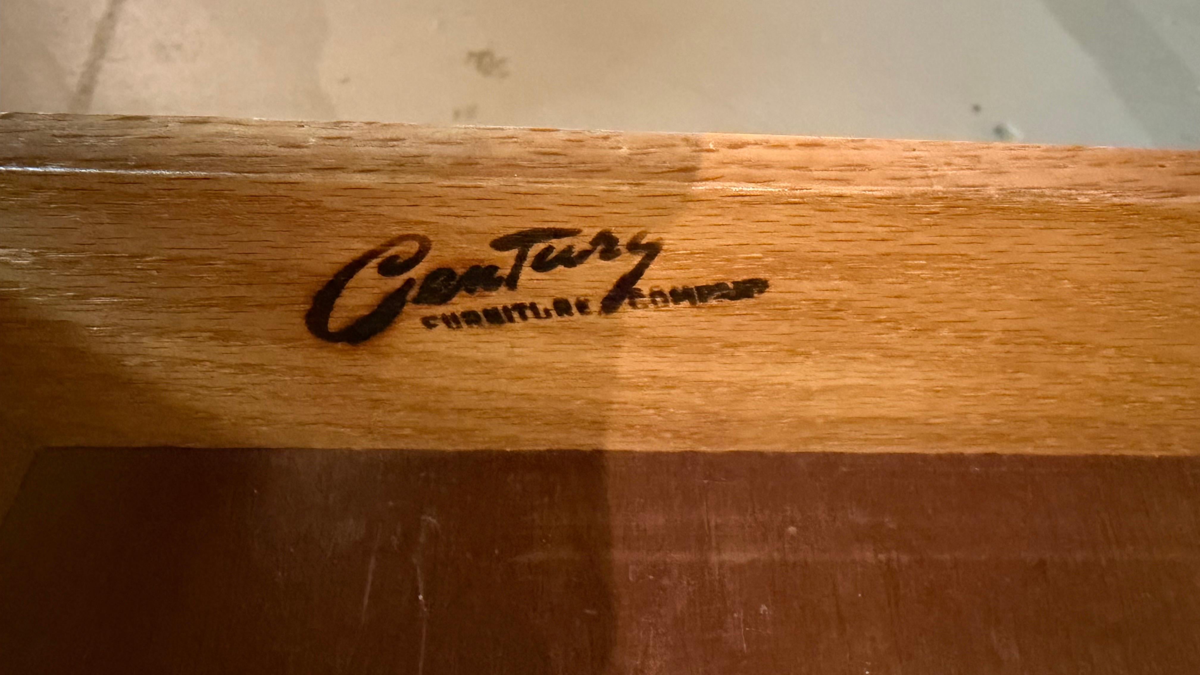Comodini in legno di noce di Century Furniture, coppia in vendita 4