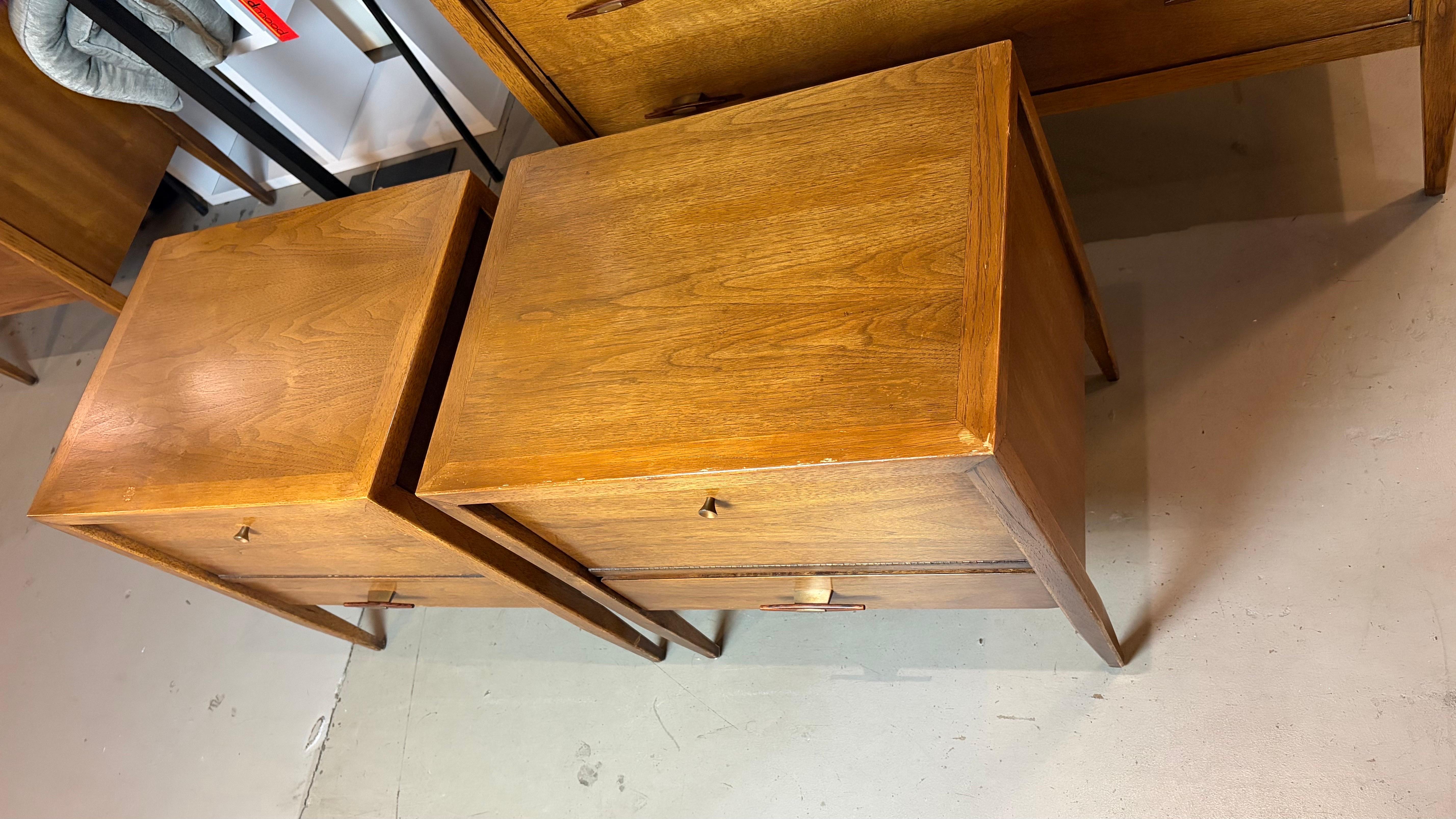 Mid-Century moderno Comodini in legno di noce di Century Furniture, coppia in vendita