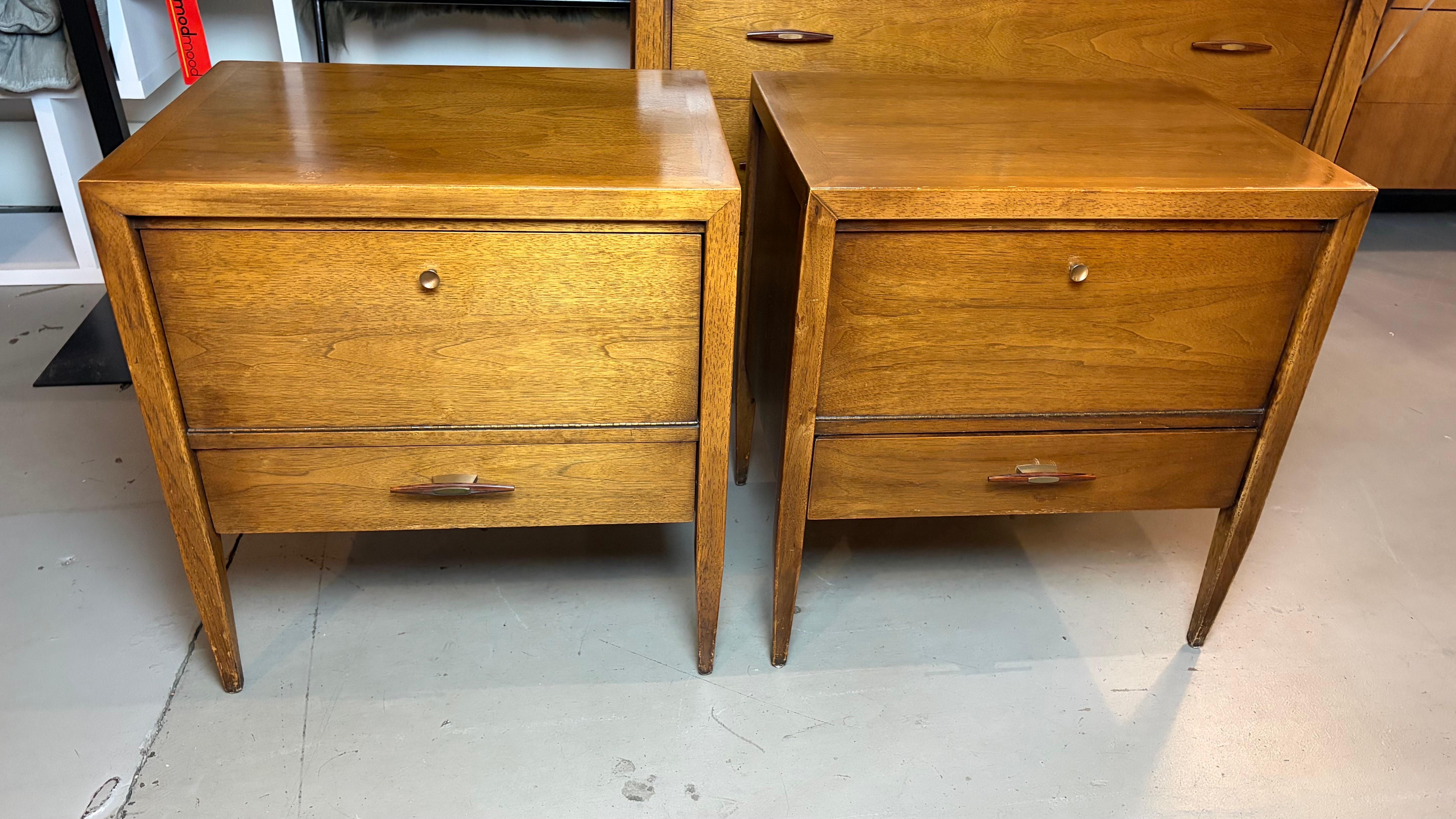 Americano Comodini in legno di noce di Century Furniture, coppia in vendita