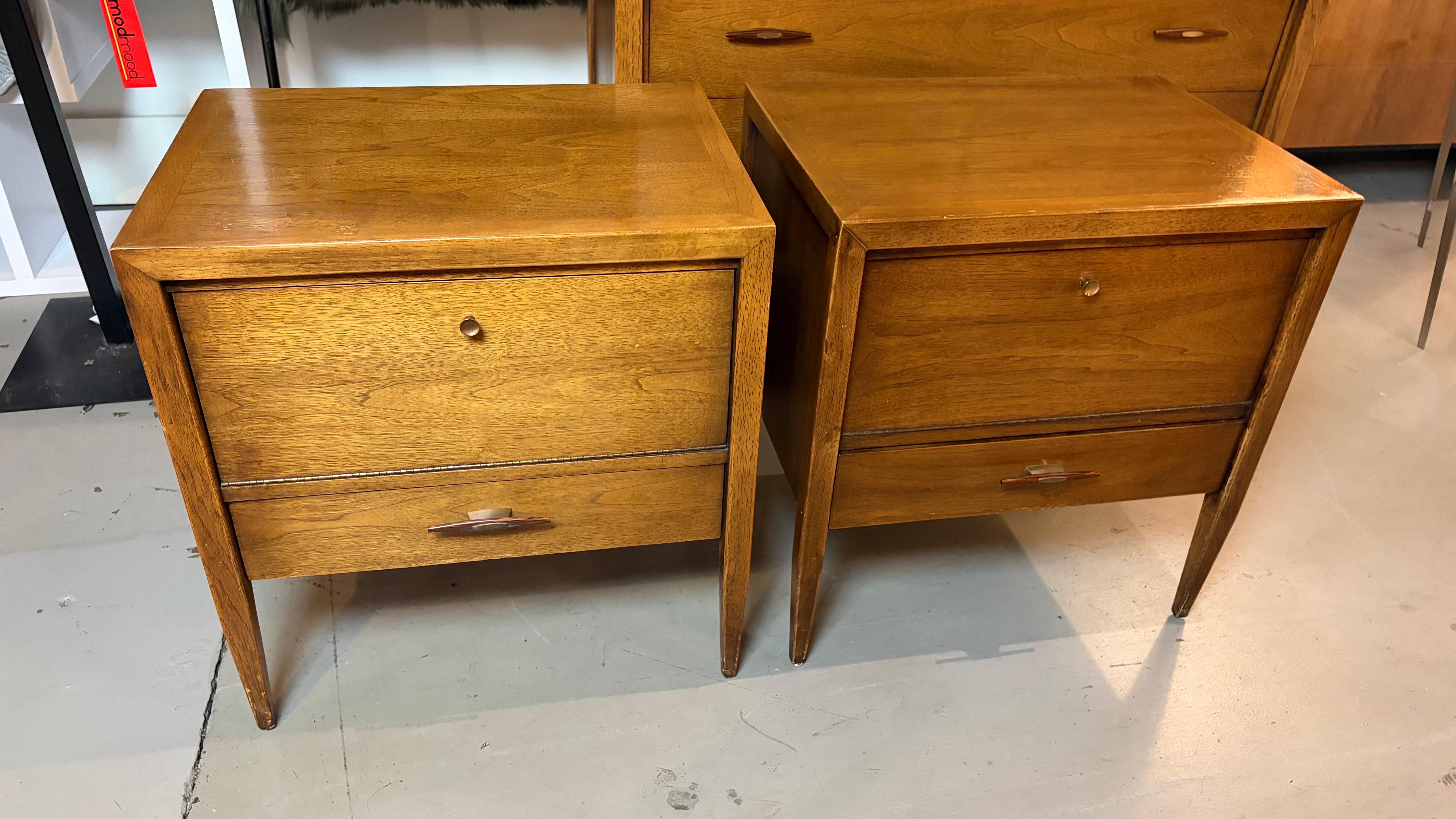 XX secolo Comodini in legno di noce di Century Furniture, coppia in vendita