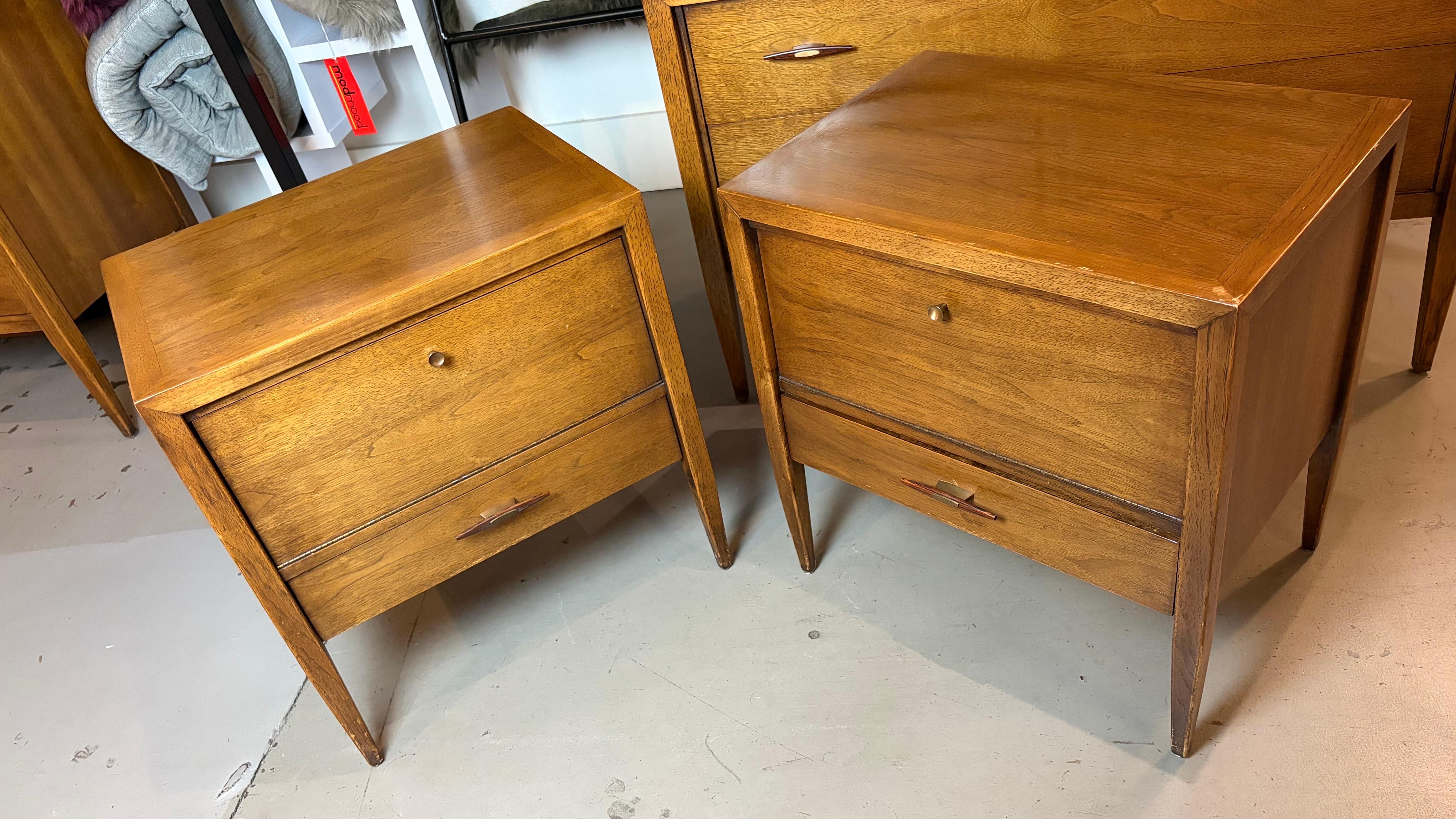 Metallo Comodini in legno di noce di Century Furniture, coppia in vendita