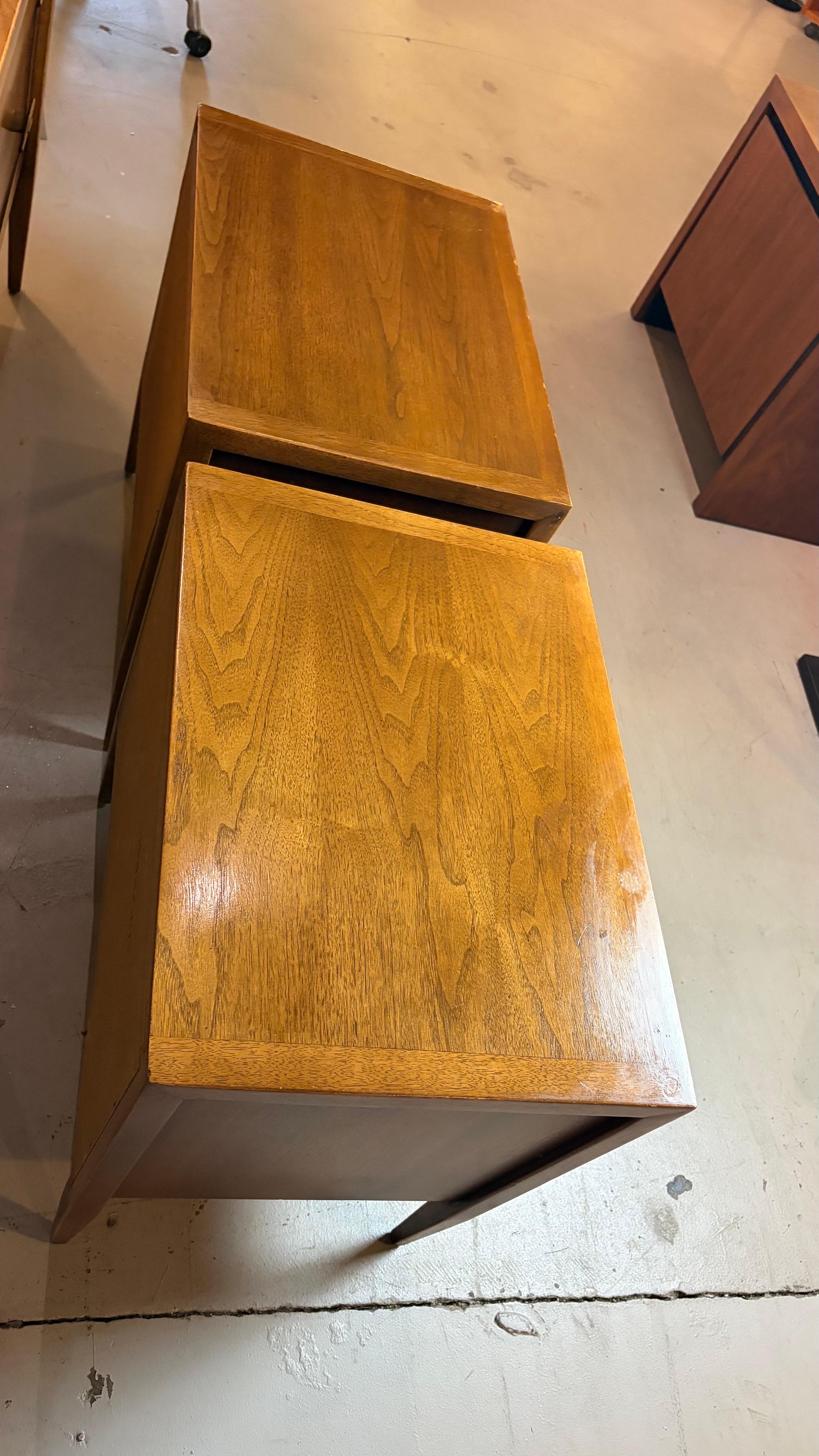 Comodini in legno di noce di Century Furniture, coppia in vendita 1
