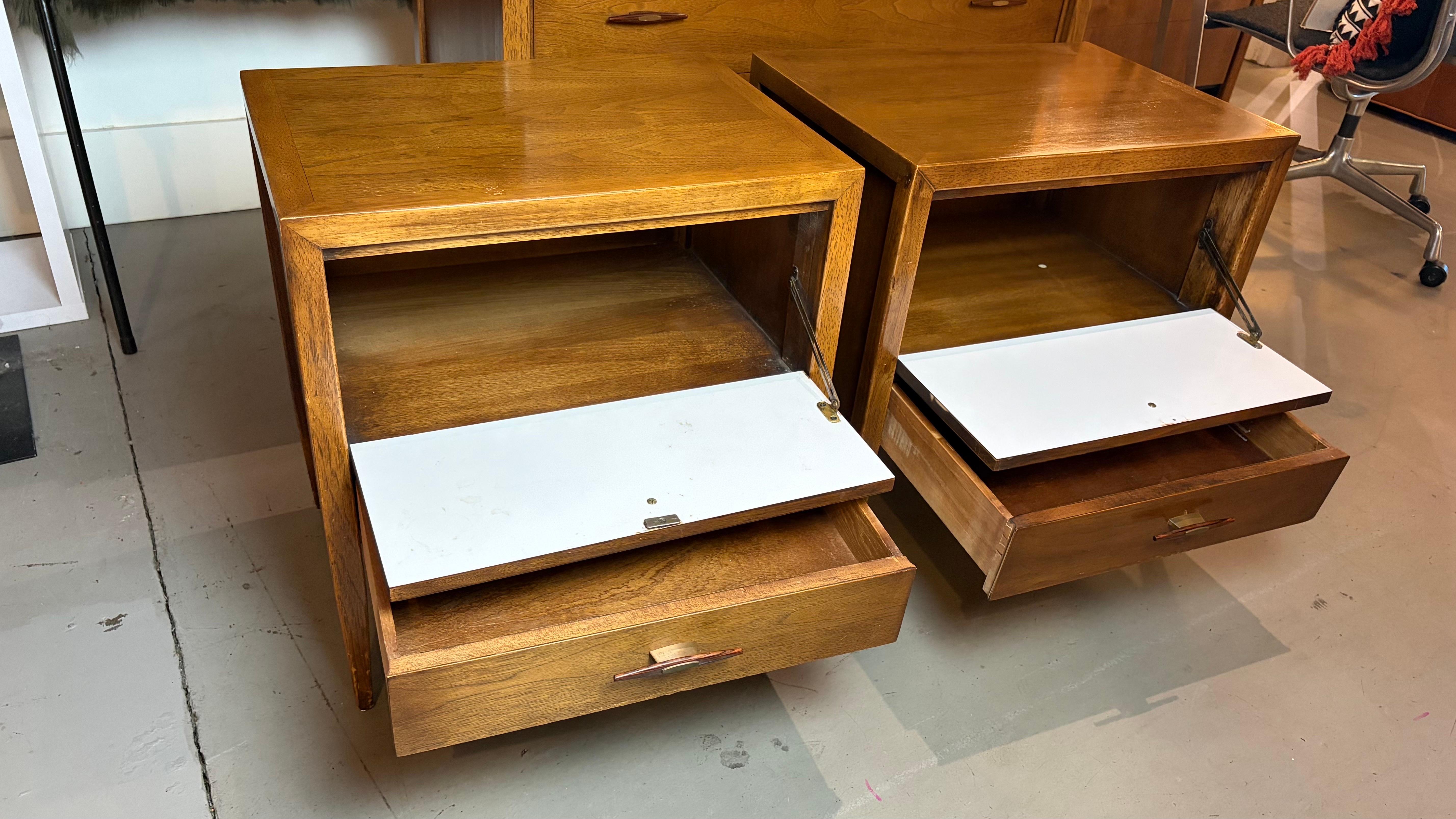 Comodini in legno di noce di Century Furniture, coppia in vendita 2