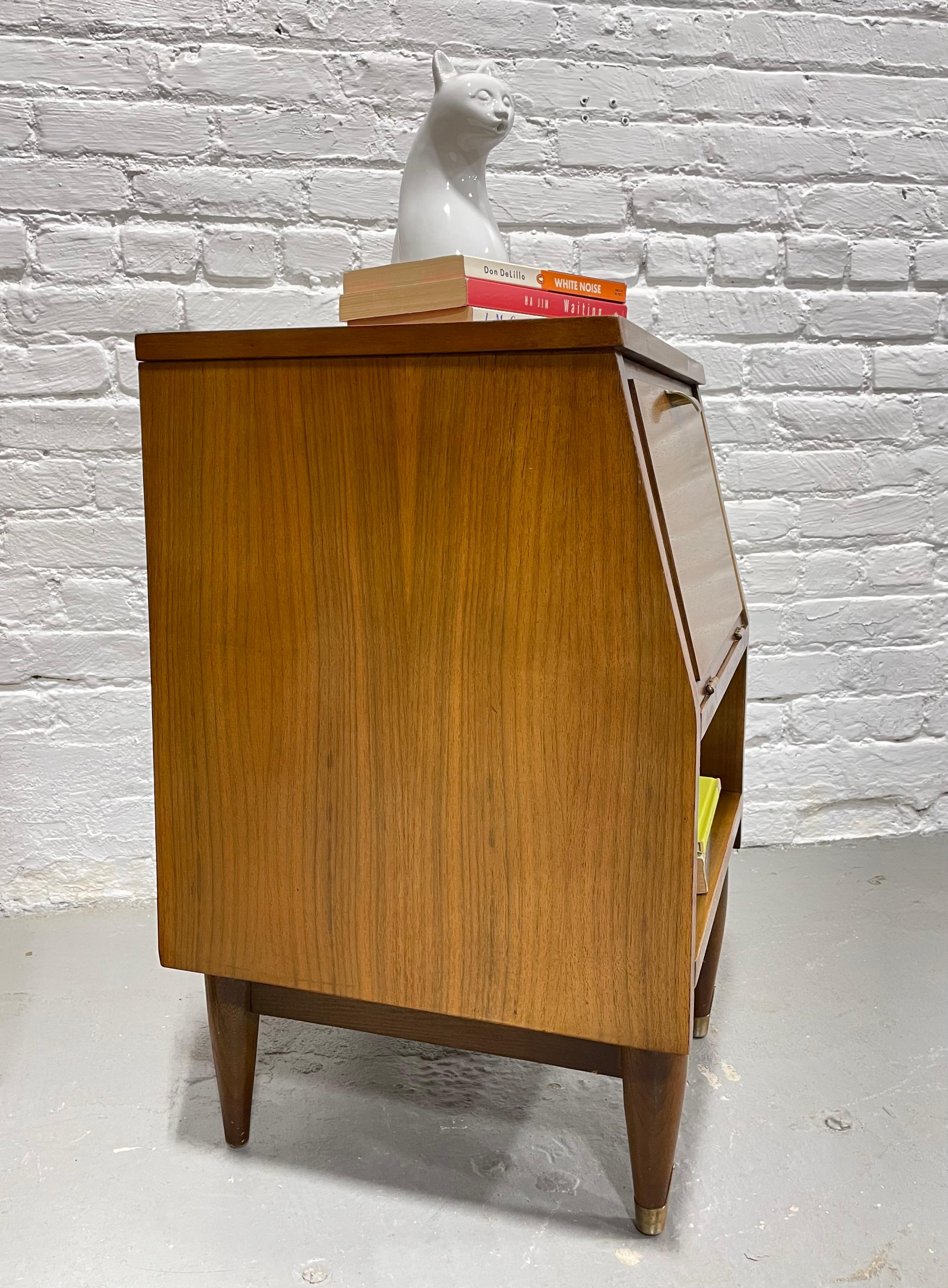 Mid Century MODERN Walnut NIGHTSTANDS by Hooker Mainline, c. 1960's 8