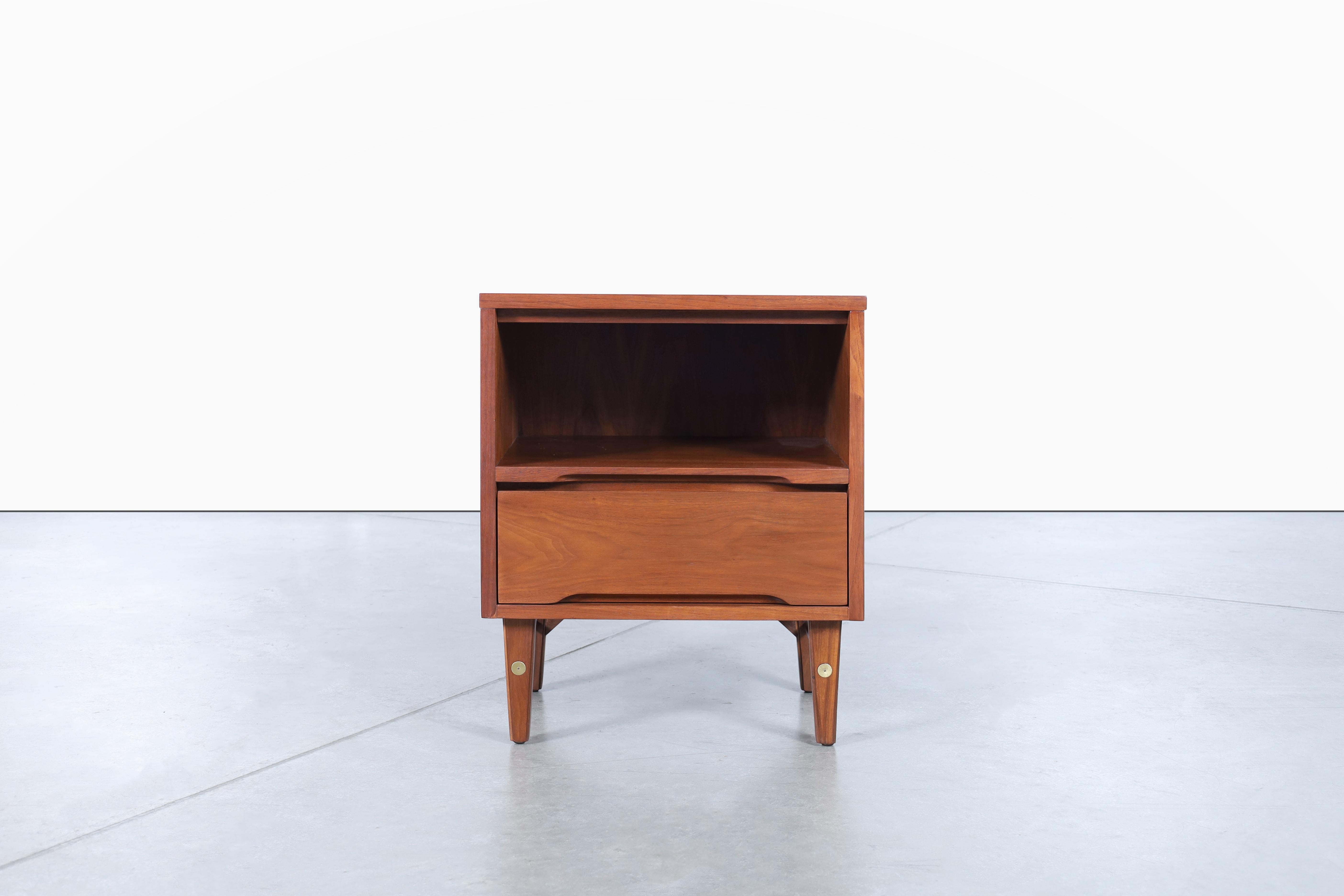 Mid-Century Modern Walnut Nightstands by Stanley For Sale 4
