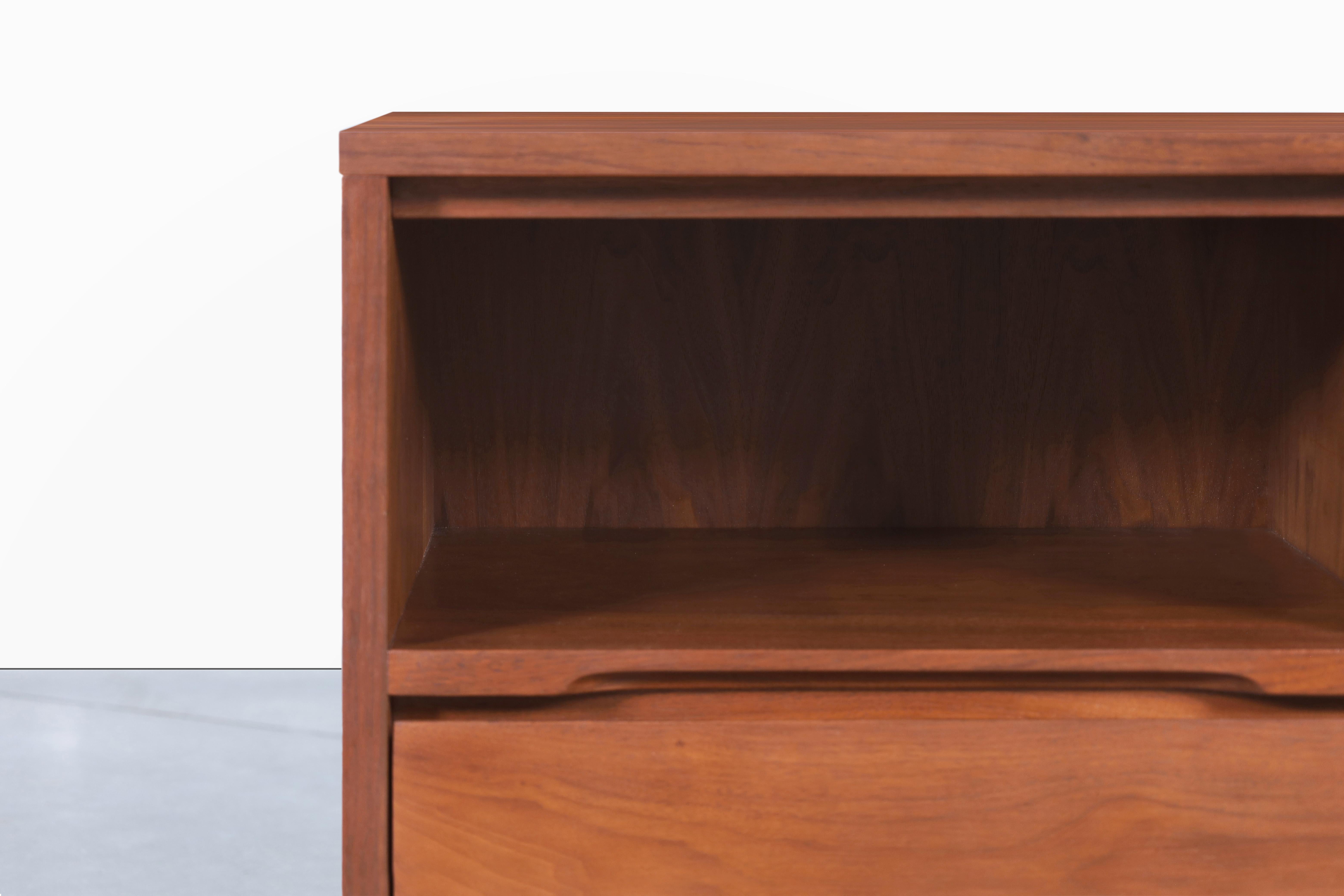 Mid-Century Modern Walnut Nightstands by Stanley For Sale 5
