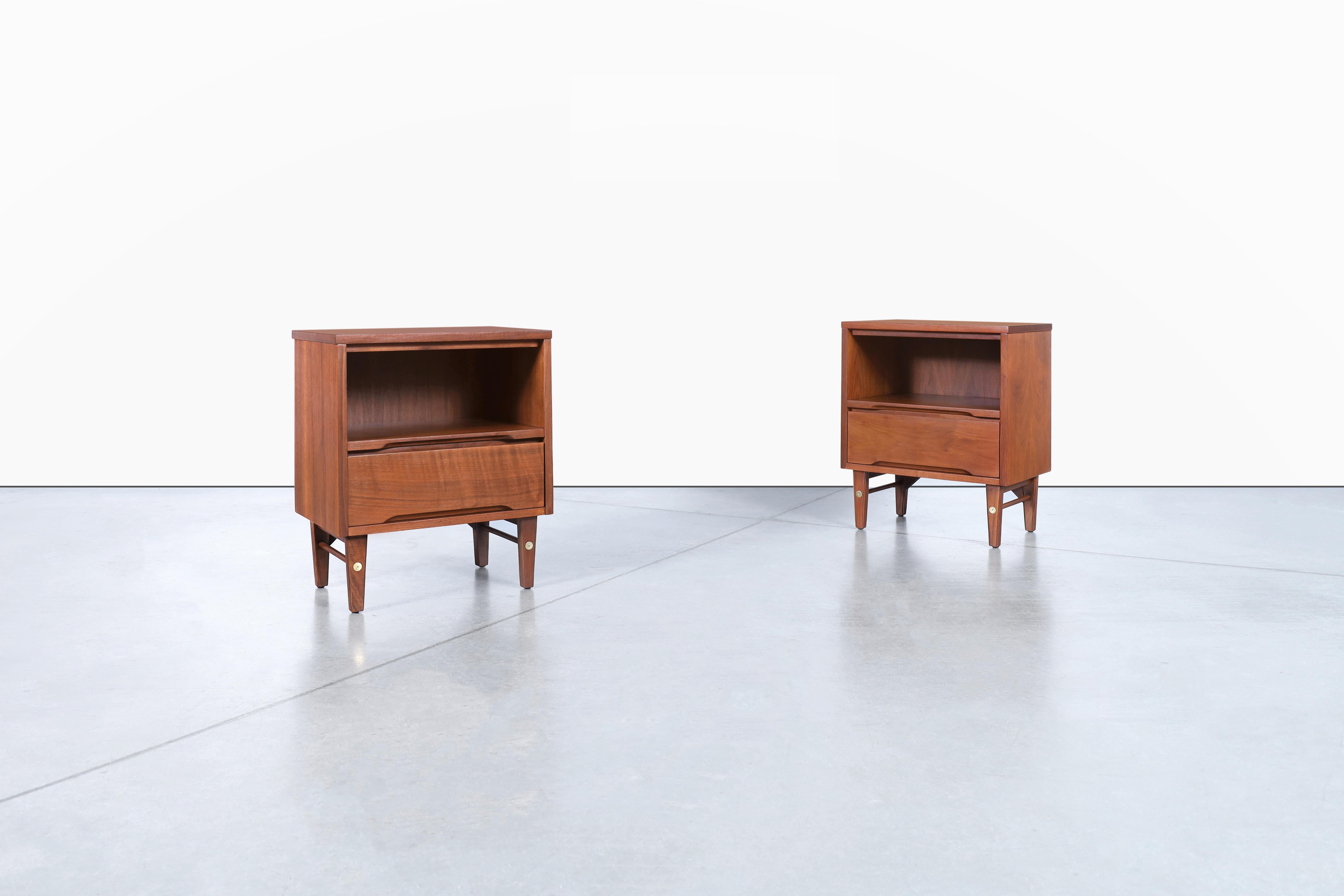Mid-Century Modern Walnut Nightstands by Stanley In Excellent Condition For Sale In North Hollywood, CA