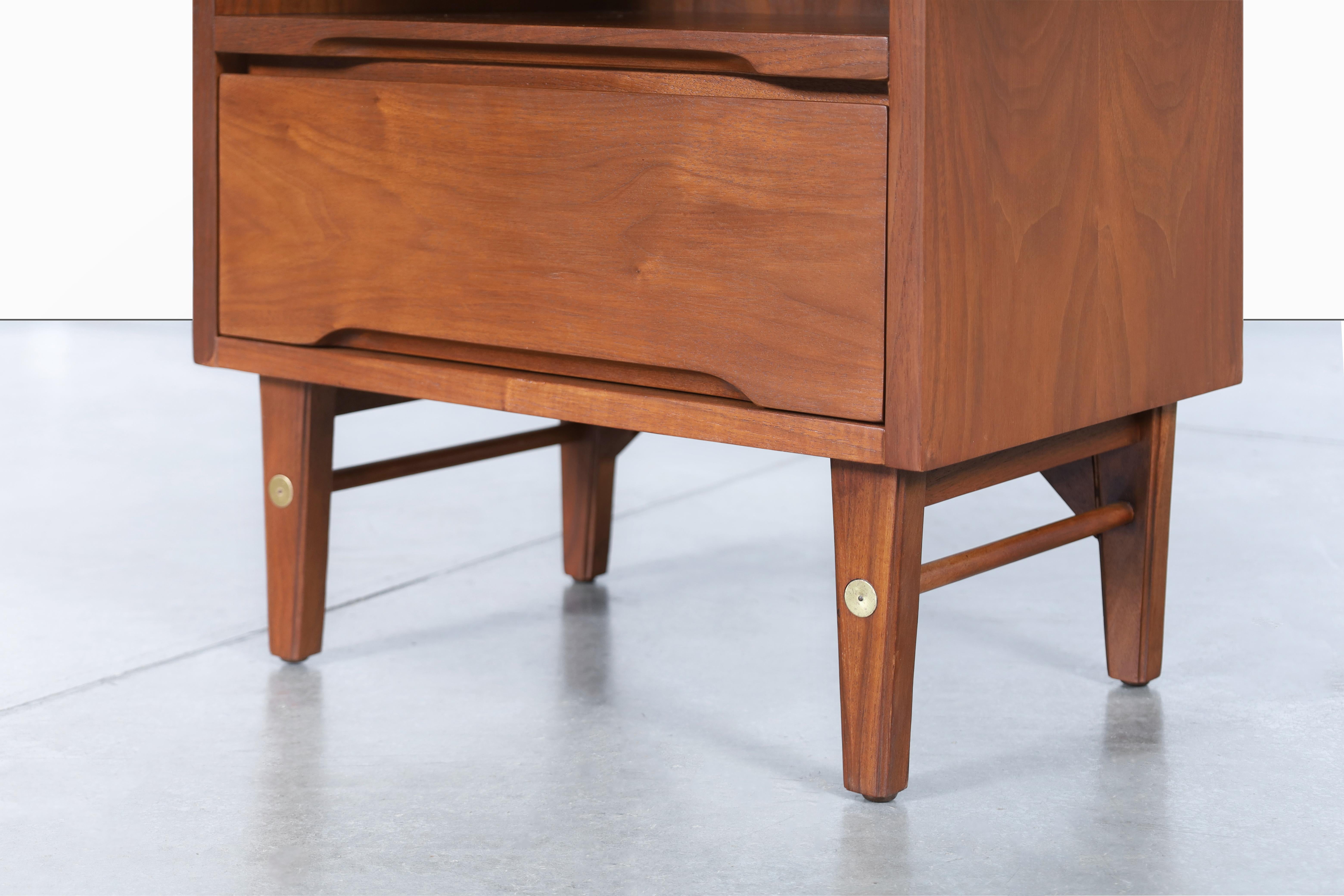 Mid-Century Modern Walnut Nightstands by Stanley For Sale 1