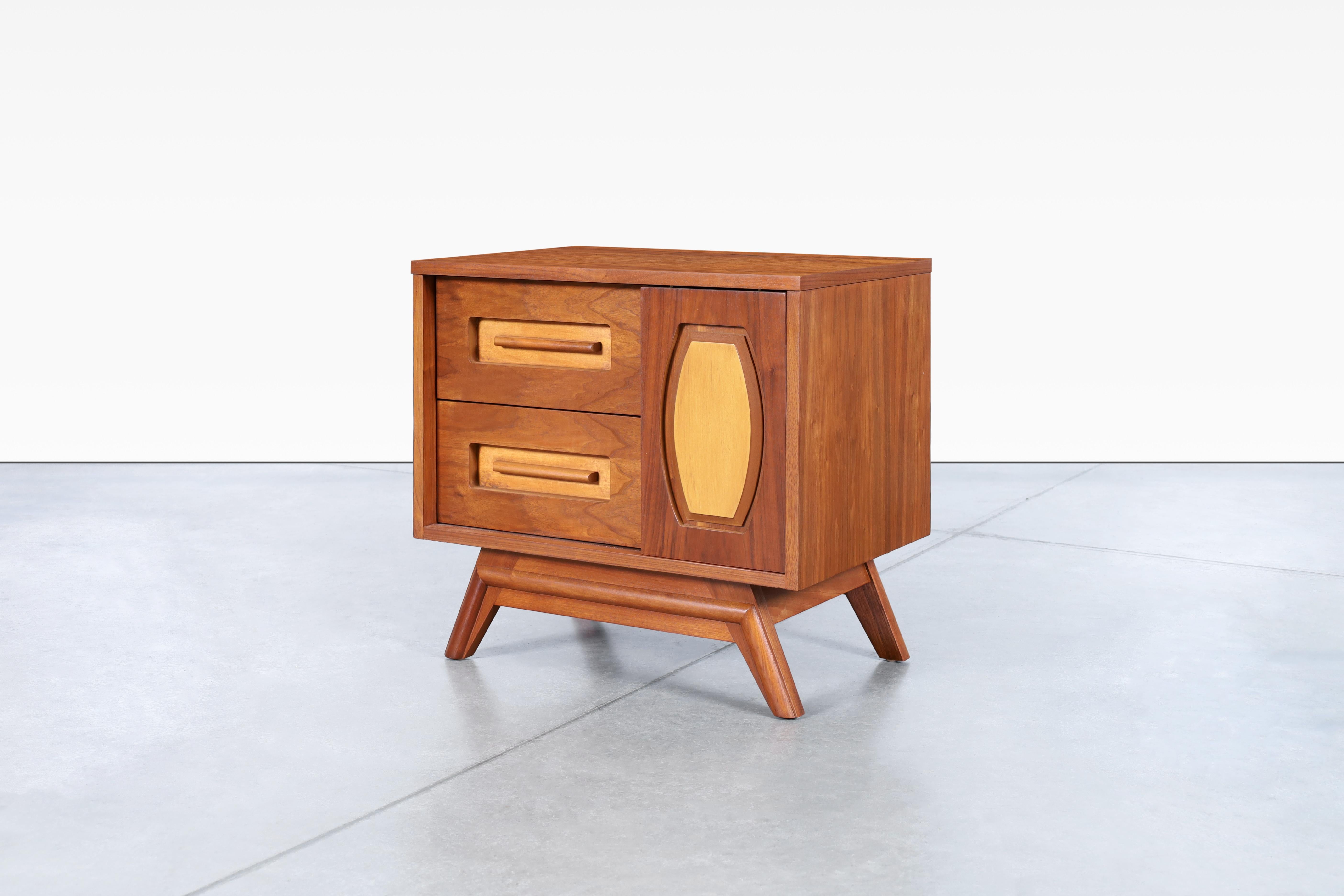 Mid-Century Modern Walnut Nightstands by Young Mfg. For Sale 5