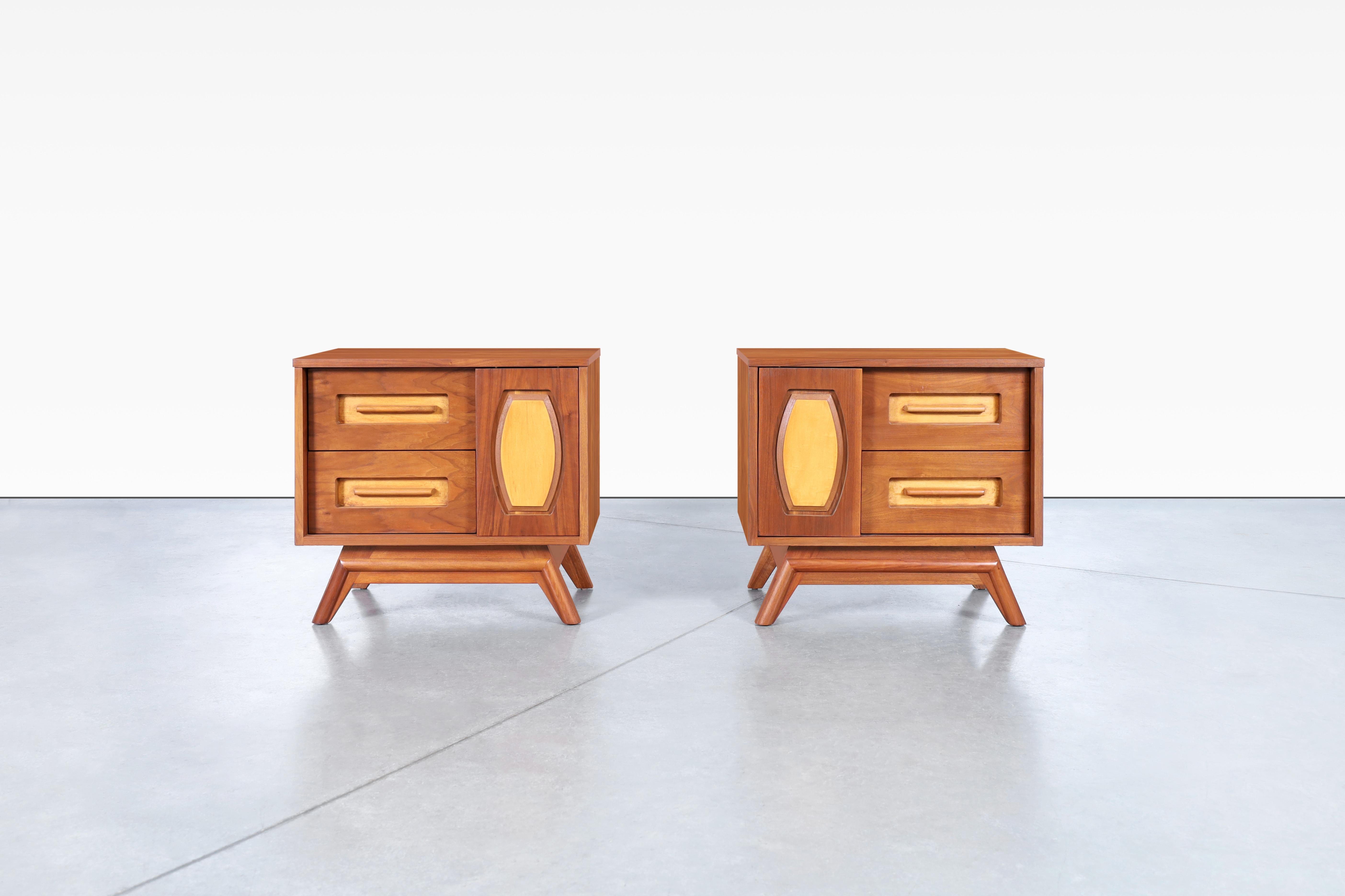 Mid-Century Modern Walnut Nightstands by Young Mfg. In Excellent Condition For Sale In North Hollywood, CA