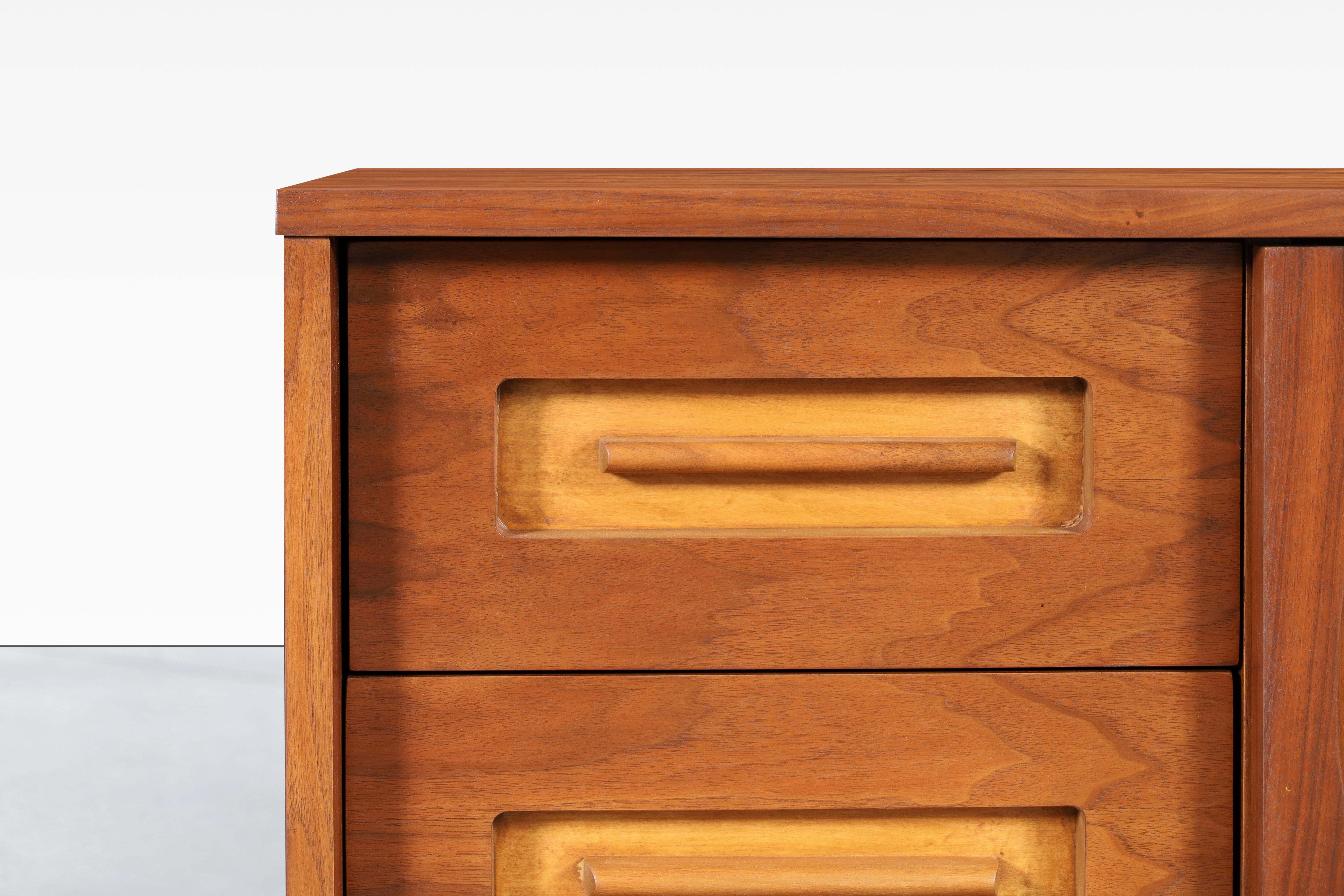 Mid-Century Modern Walnut Nightstands by Young Mfg. For Sale 3