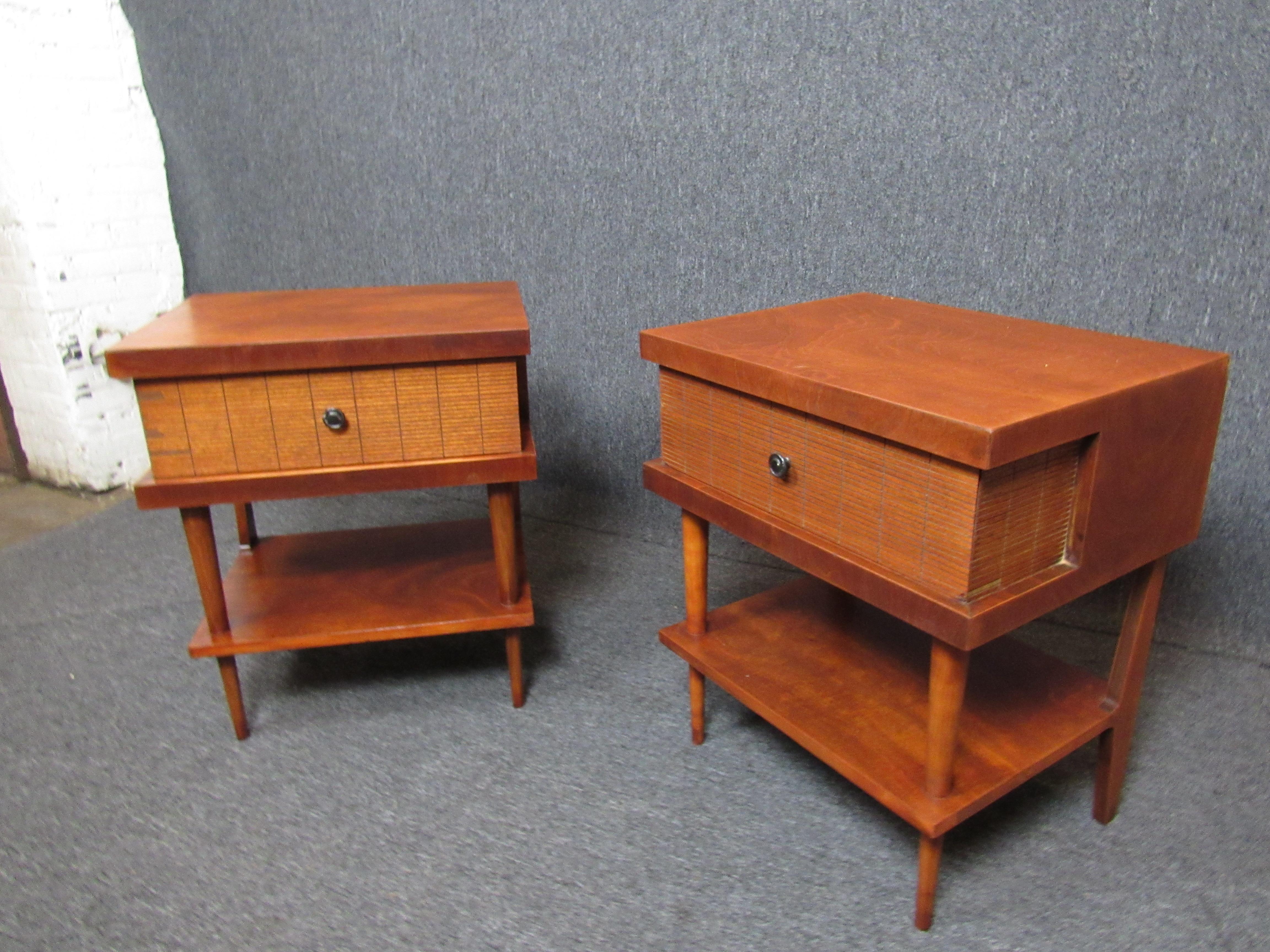 Sleek pair of vintage modern nightstands in walnut wood grain, featuring one drawer for storage and one shelf.
(Please confirm item location - NY or NJ - with dealer)

