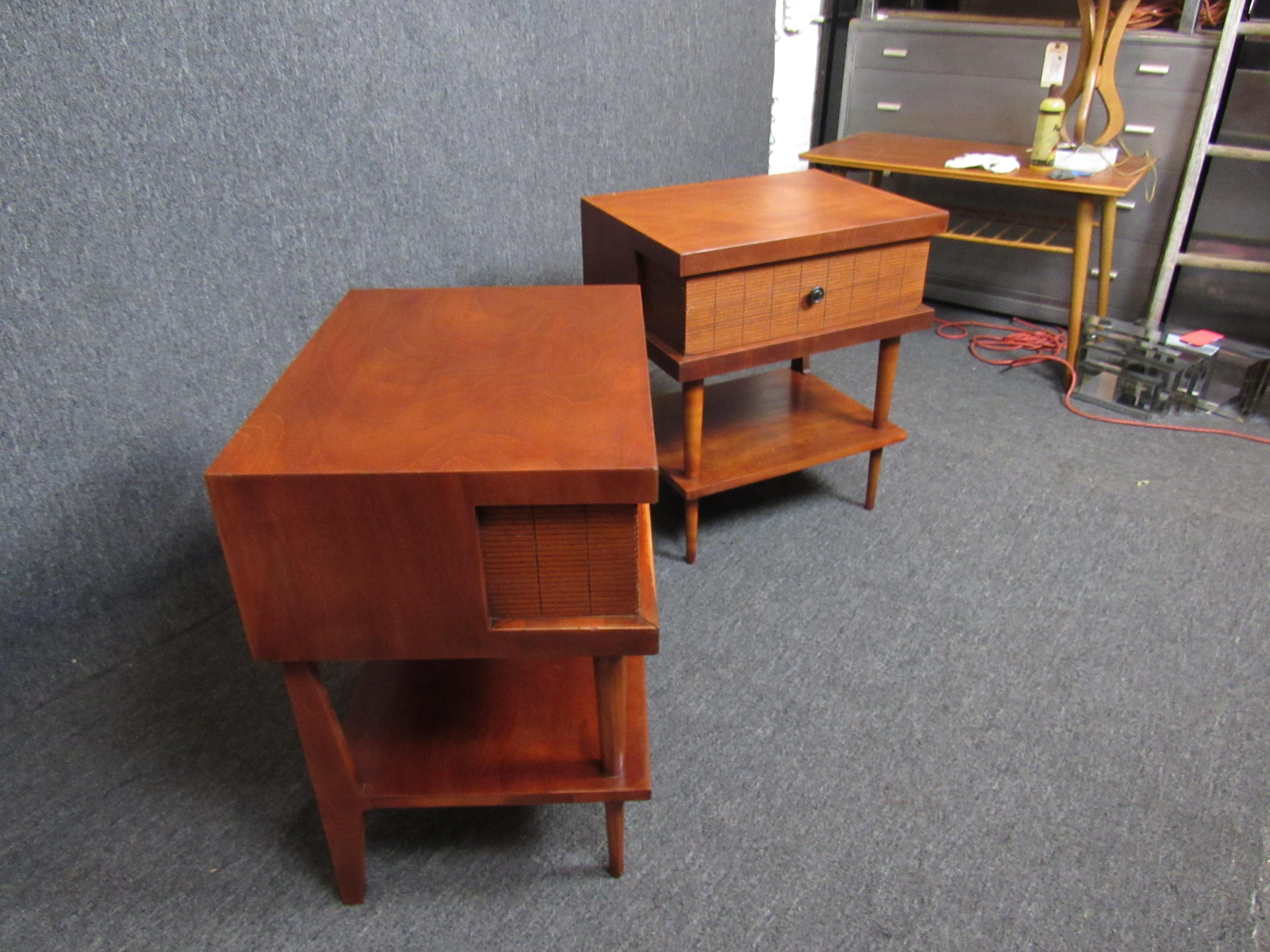 Mid-Century Modern Walnut Nightstands In Good Condition For Sale In Brooklyn, NY