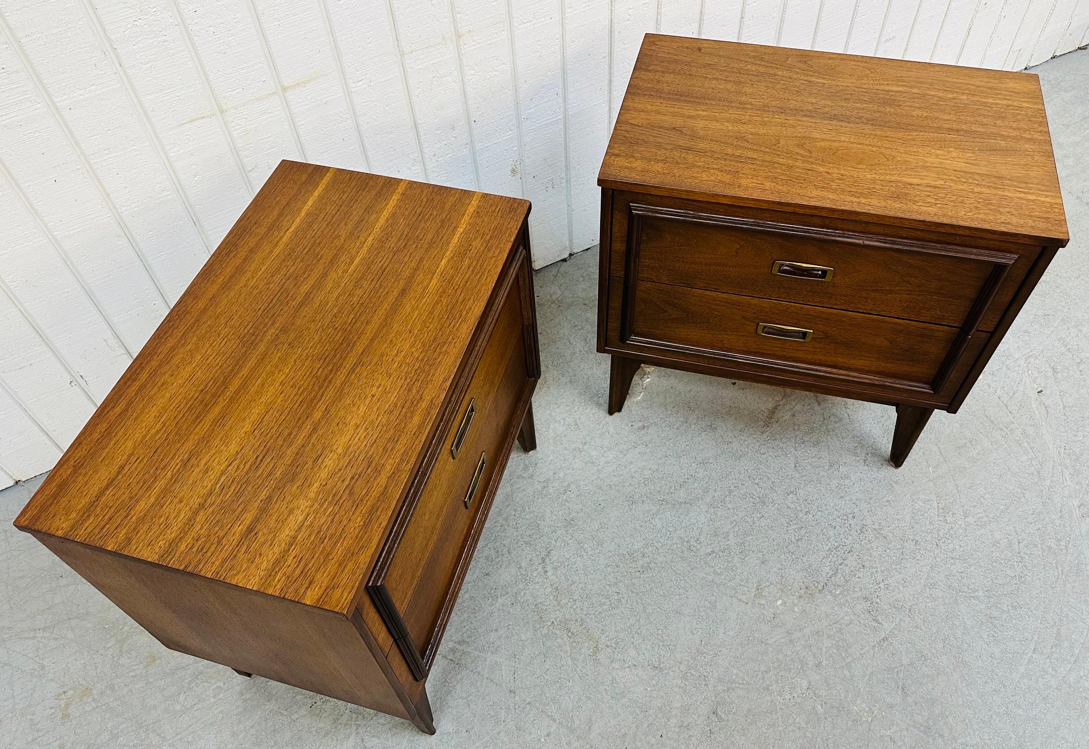 Mid-Century Modern Walnut Nightstands In Good Condition In Clarksboro, NJ