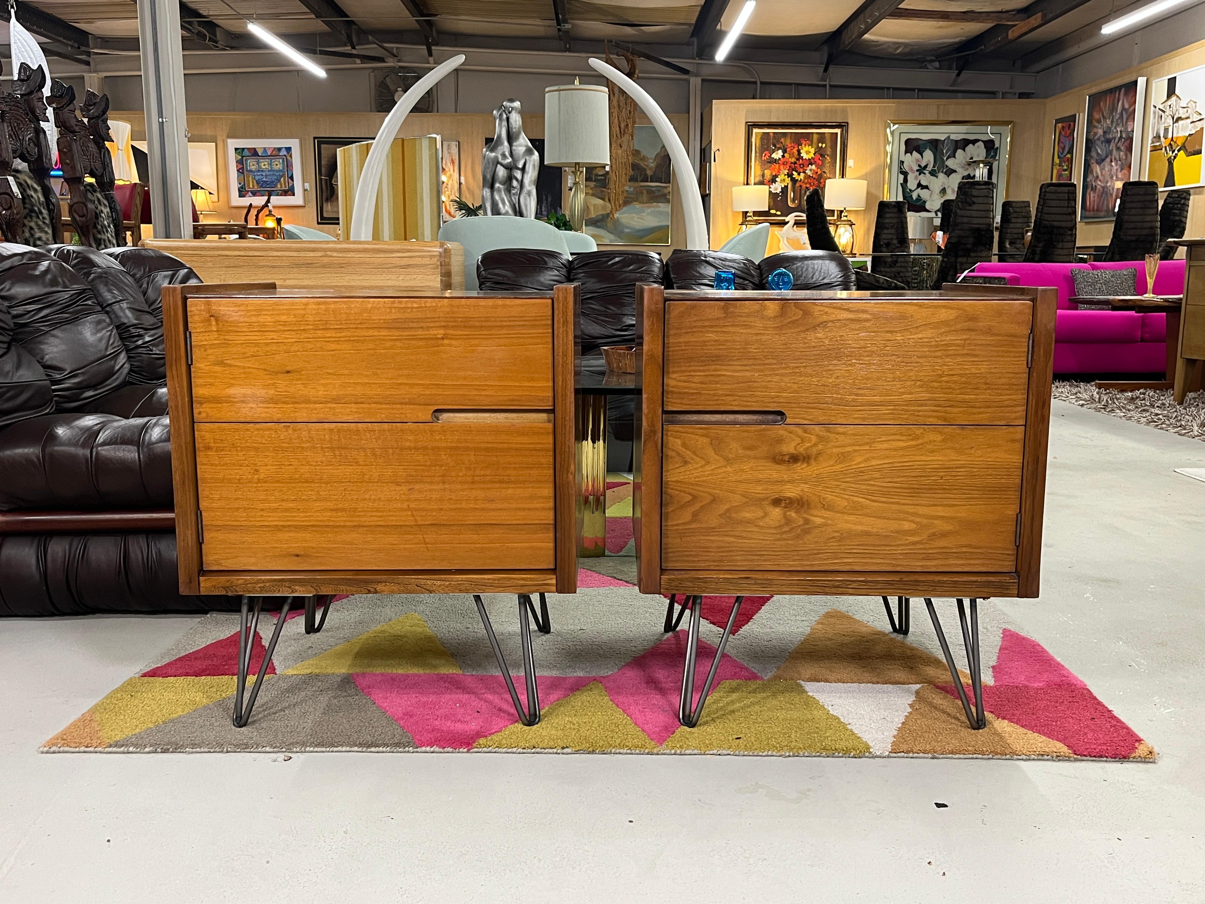 Mesillas de noche de nogal modernas de mediados de siglo, par con espejo y patas de horquilla Nogal en venta