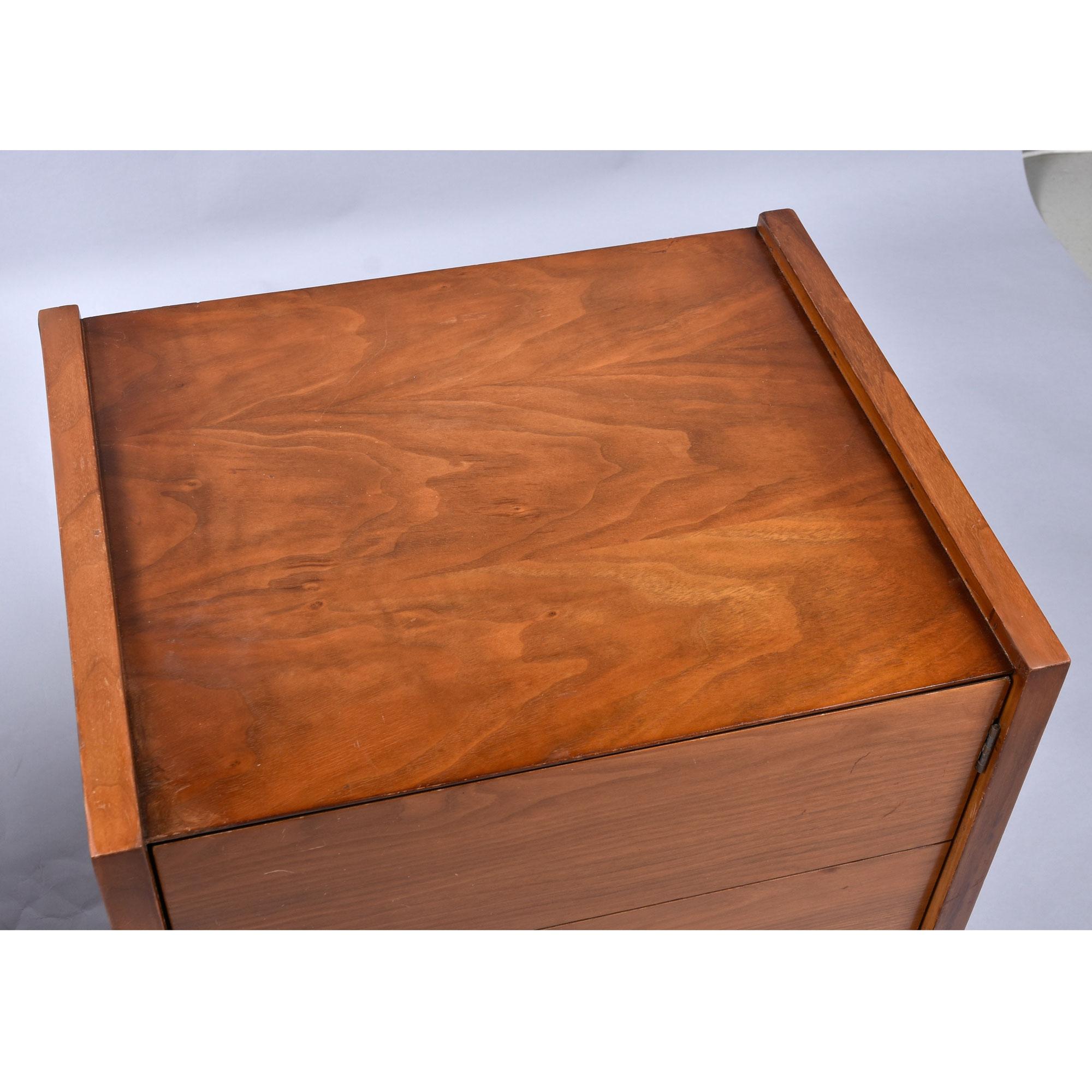 Mesillas de noche de nogal modernas de mediados de siglo, par con espejo y patas de horquilla en venta 3