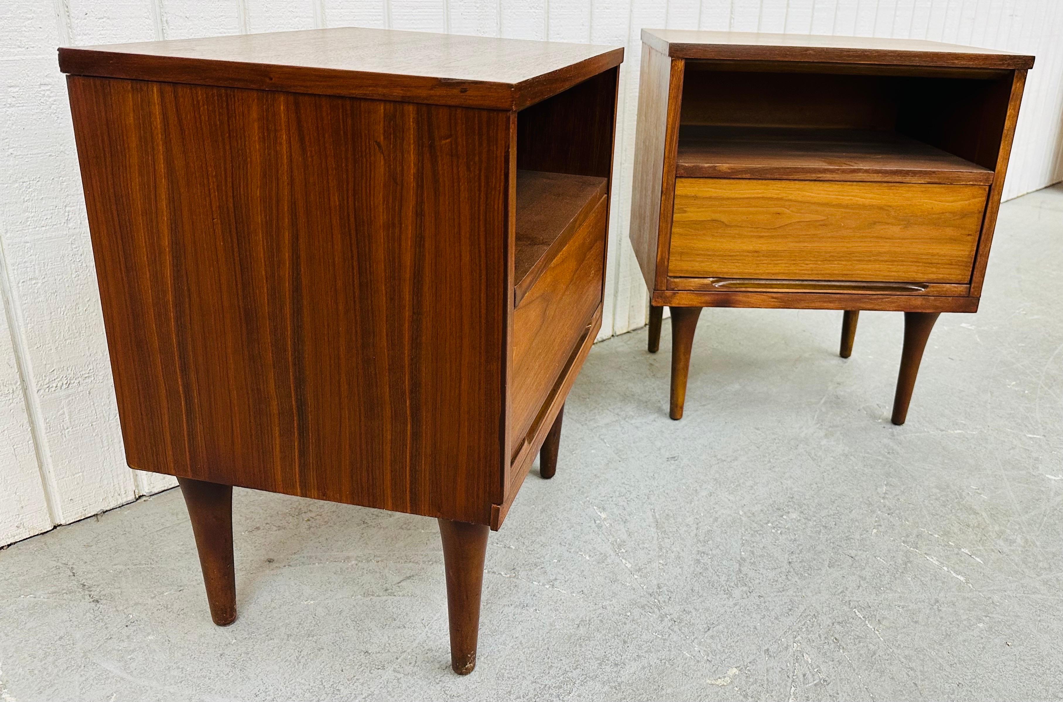 Diese Auflistung ist für ein Paar von Mid-Century Modern Walnuss Nachttische. Mit einem geradlinigen Design, einer einzelnen Schublade, einem offenen Bereich über der Schublade für mehr Stauraum, modernen Beinen und einer schönen Walnussoberfläche.