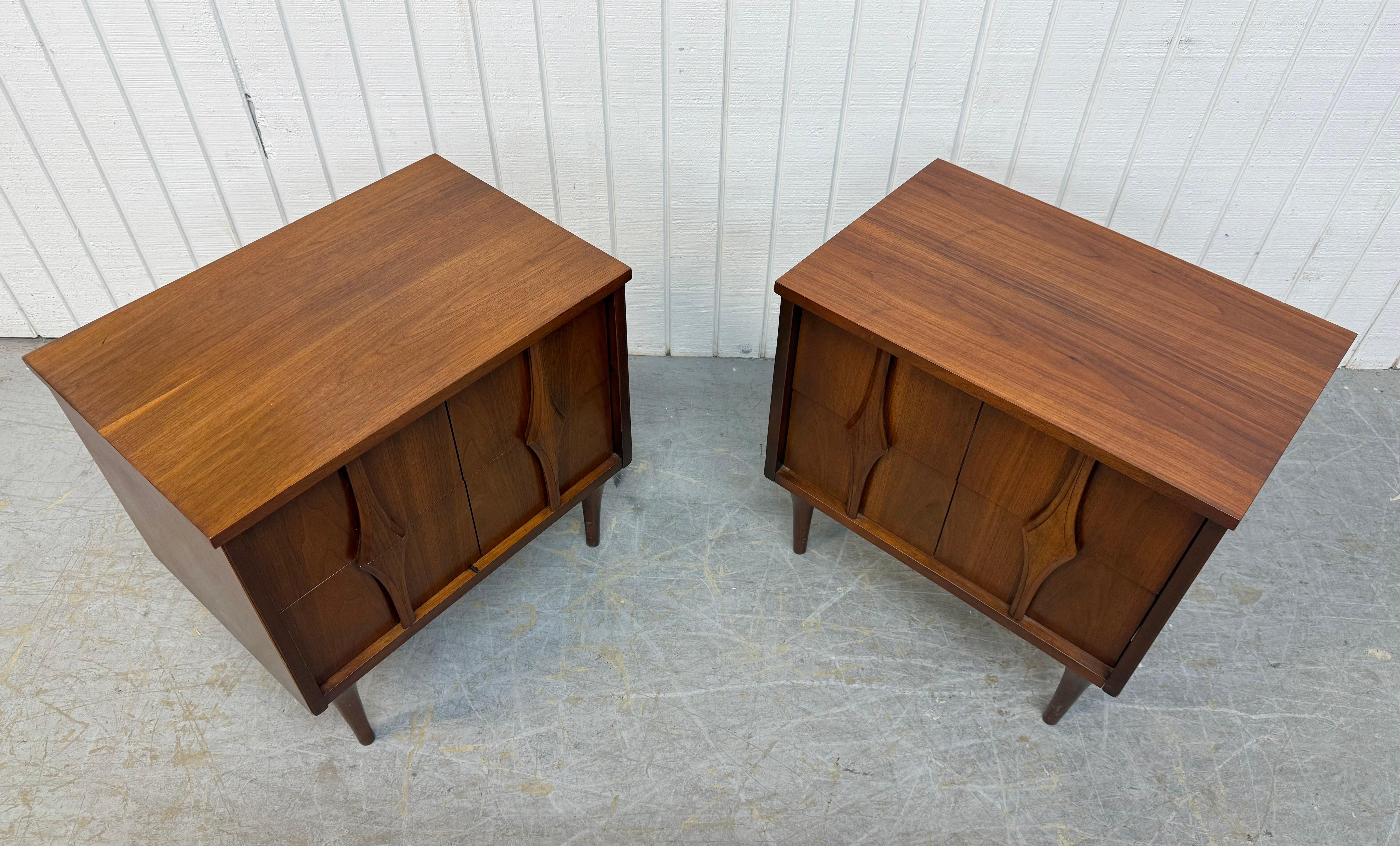 Cette annonce concerne une paire de tables de nuit en noyer de style moderne du milieu du siècle. Avec un design aux lignes droites, deux tiroirs avec des poignées en bois sculpté, des pieds modernes et une belle finition en noyer. Il s'agit d'une