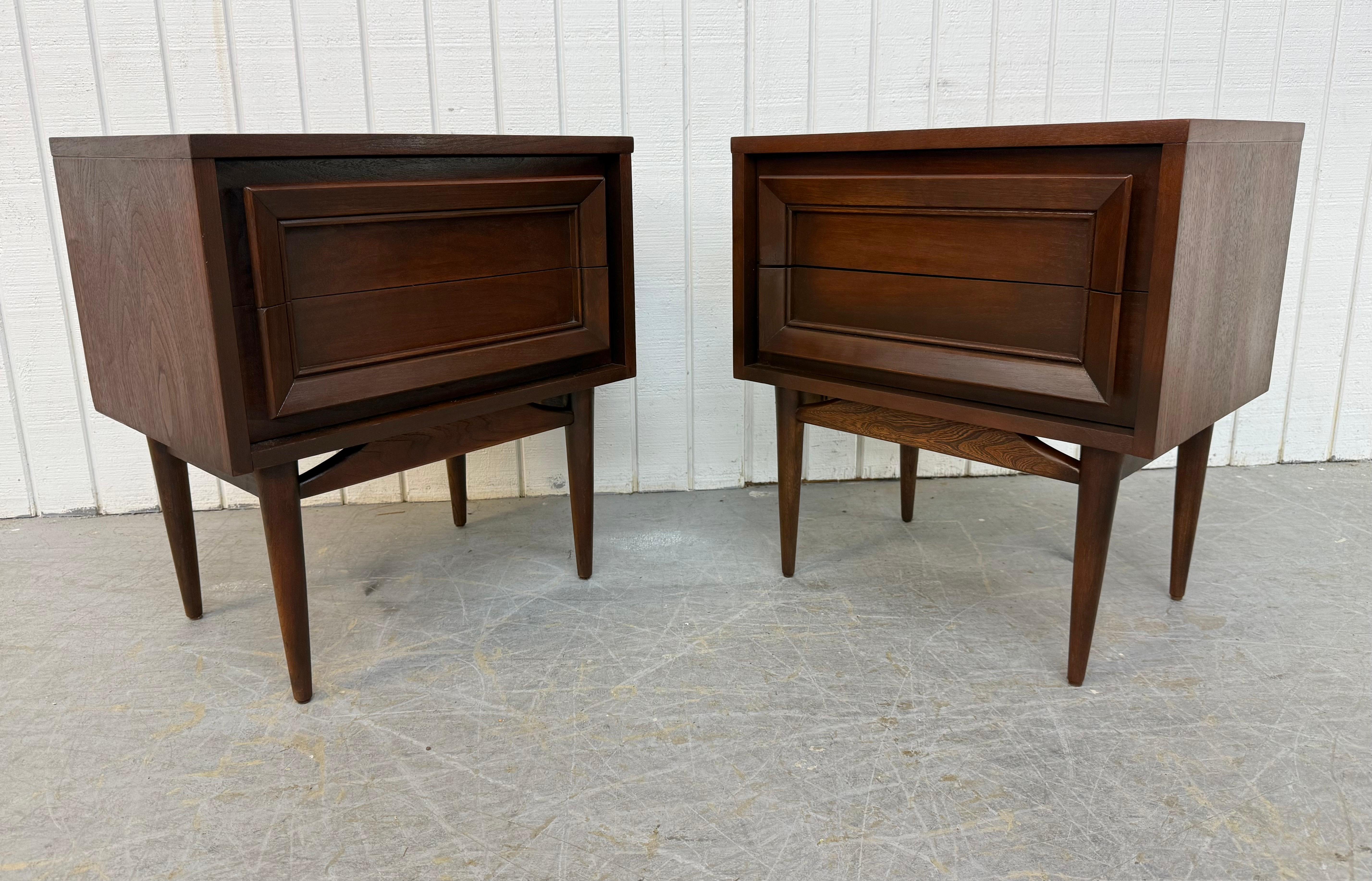 Este anuncio es para un par de mesillas de noche de nogal modernas de mediados de siglo. Con un diseño de líneas rectas, dos cajones con tiradores de madera, patas largas y modernas, y un bonito acabado en nogal oscuro. ¡Es una combinación