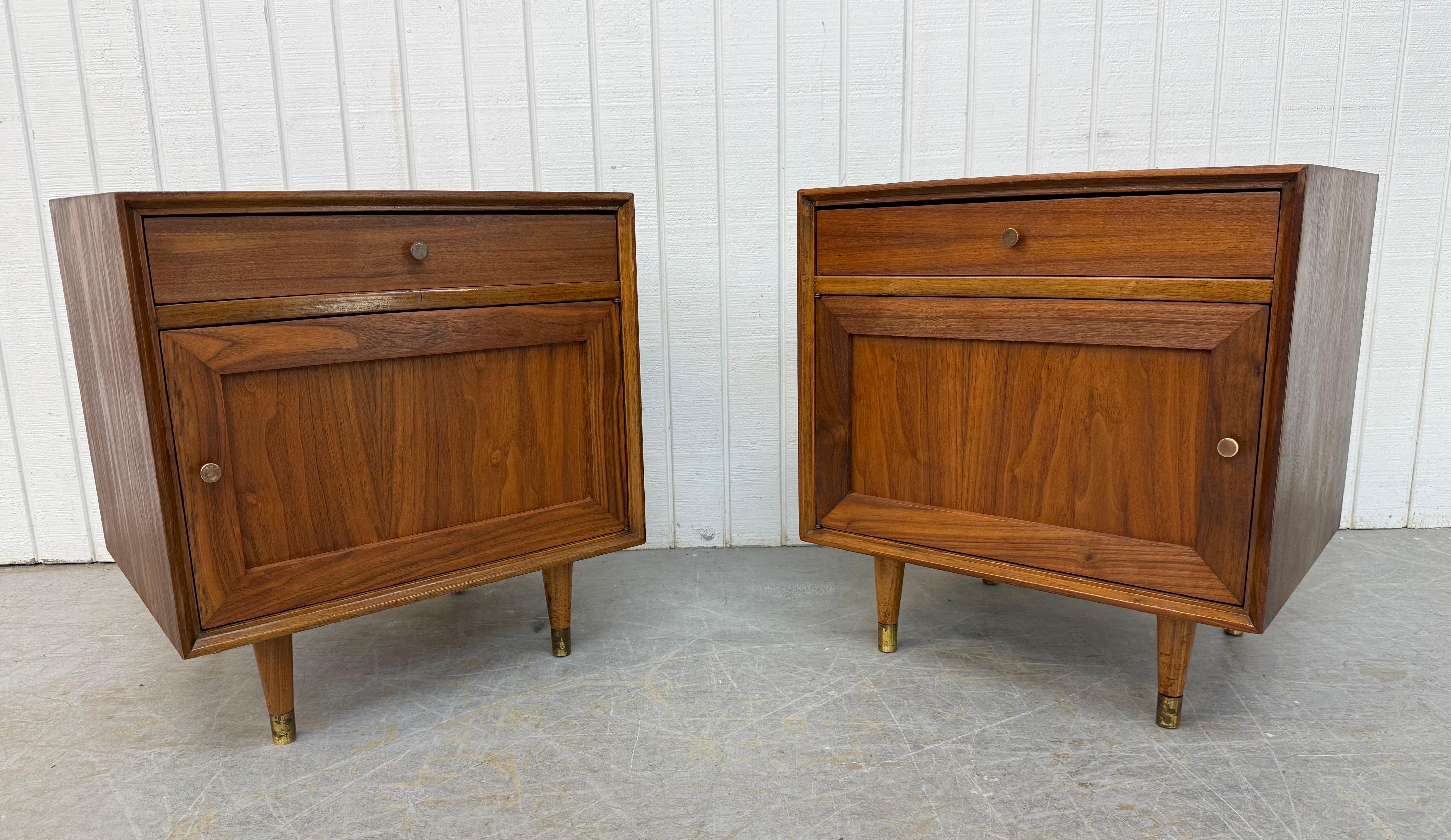 Questo annuncio si riferisce a una coppia di comodini in noce della modernità del Mid-Century. Caratterizzato da un design a cubo dalla linea retta, un cassetto singolo, un'anta che si apre per creare uno spazio di archiviazione, gambe moderne con