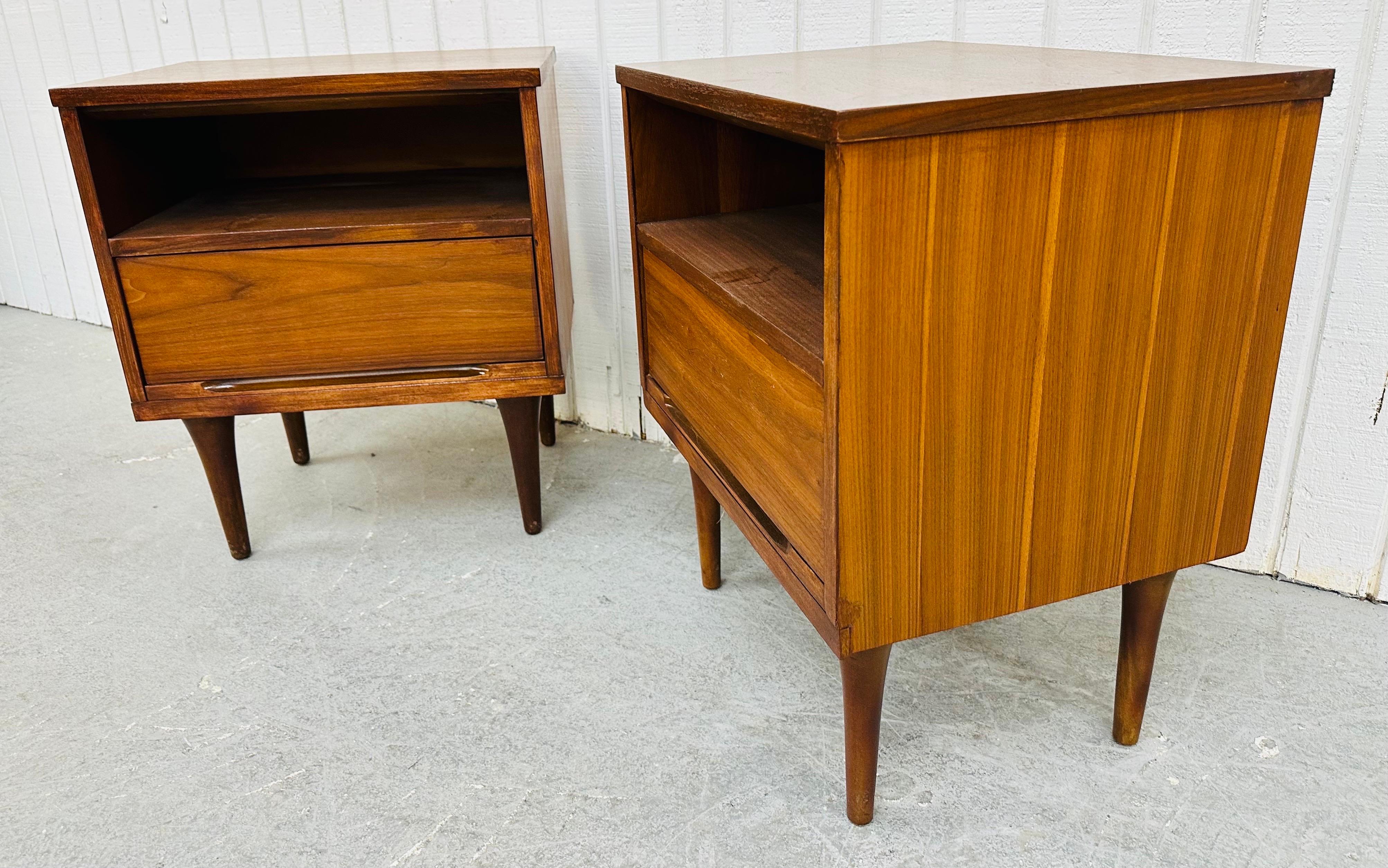 Mid-Century Modern Nussbaum Nachttische - 2er Set (Moderne der Mitte des Jahrhunderts)