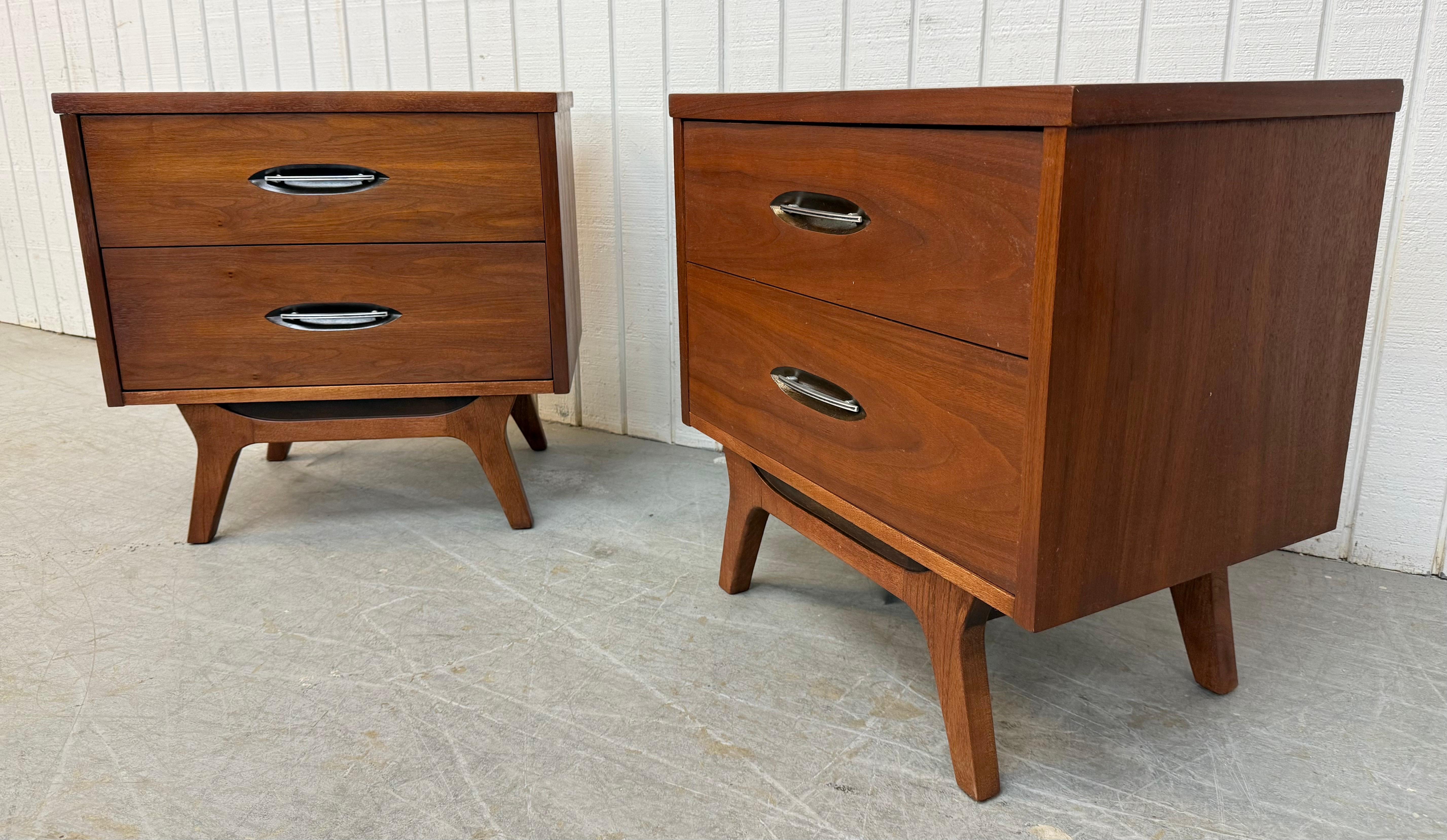 Mid-Century Modern The Modernity Moderns Tables de nuit en noyer - Set of 2 en vente