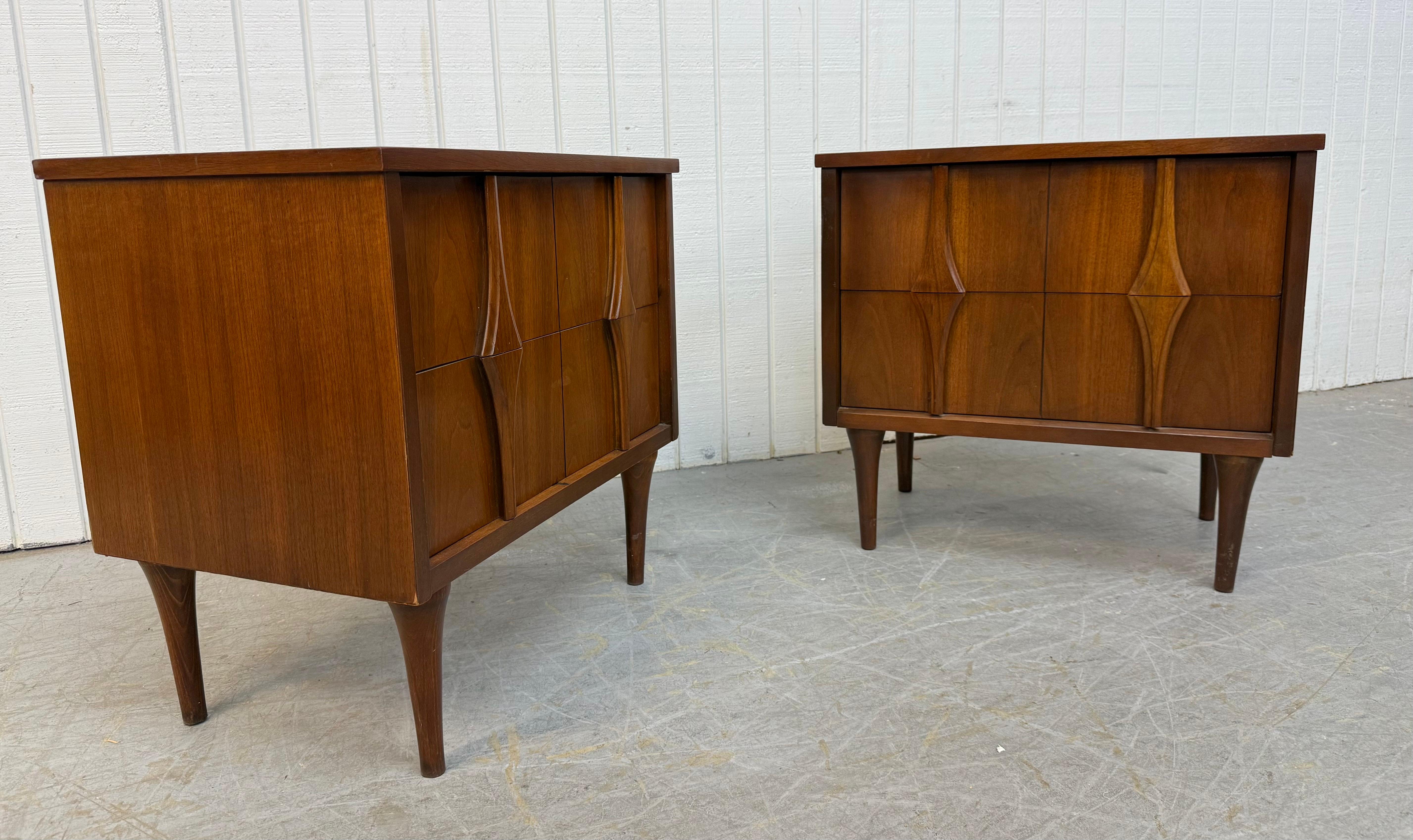 Mid-Century Modern The Modernity Moderns Tables de nuit en noyer - Set of 2 en vente