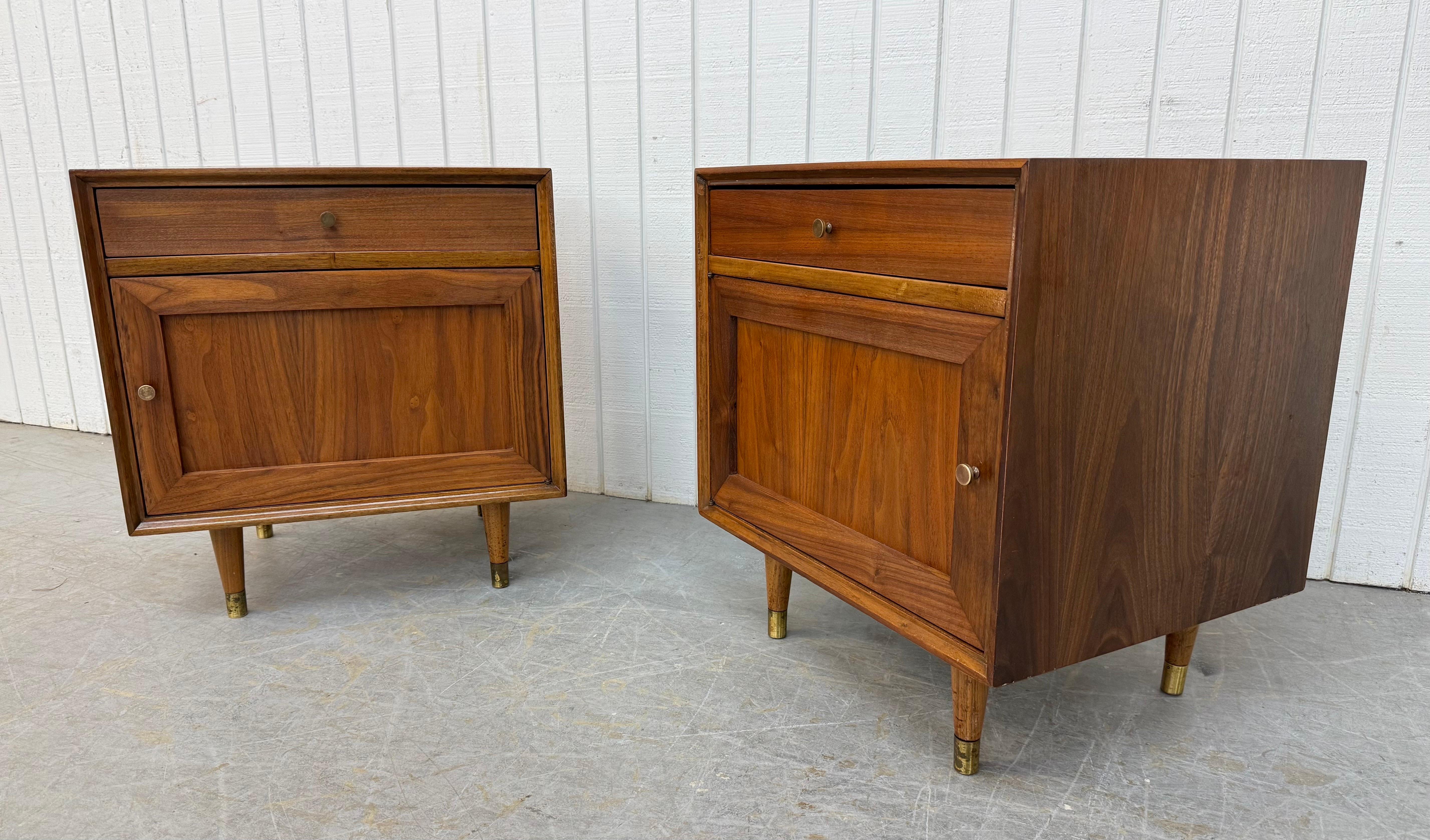 Mid-Century moderno Comodini in noce moderni del Medioevo - Set di 2 in vendita