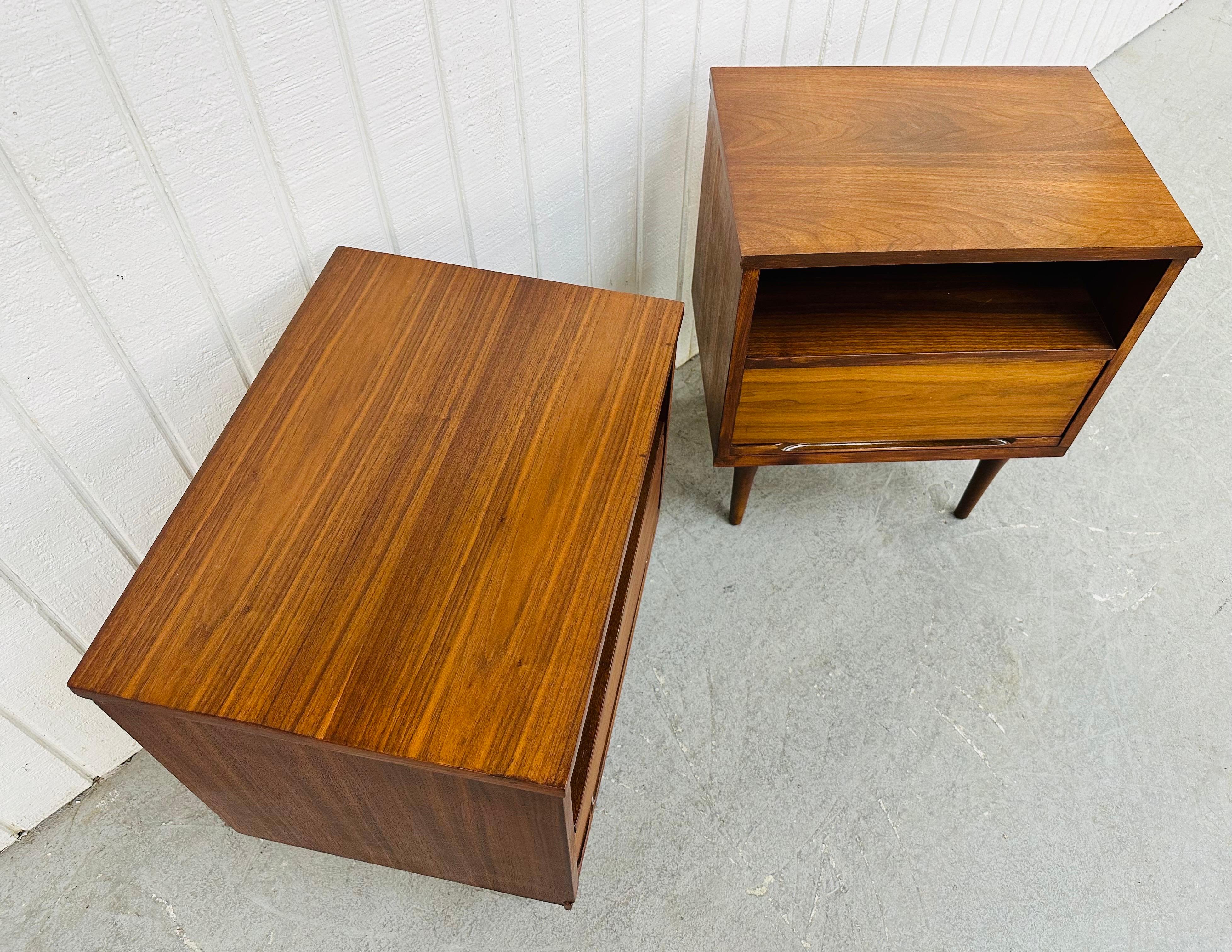 Mid-Century Modern Nussbaum Nachttische - 2er Set (amerikanisch)