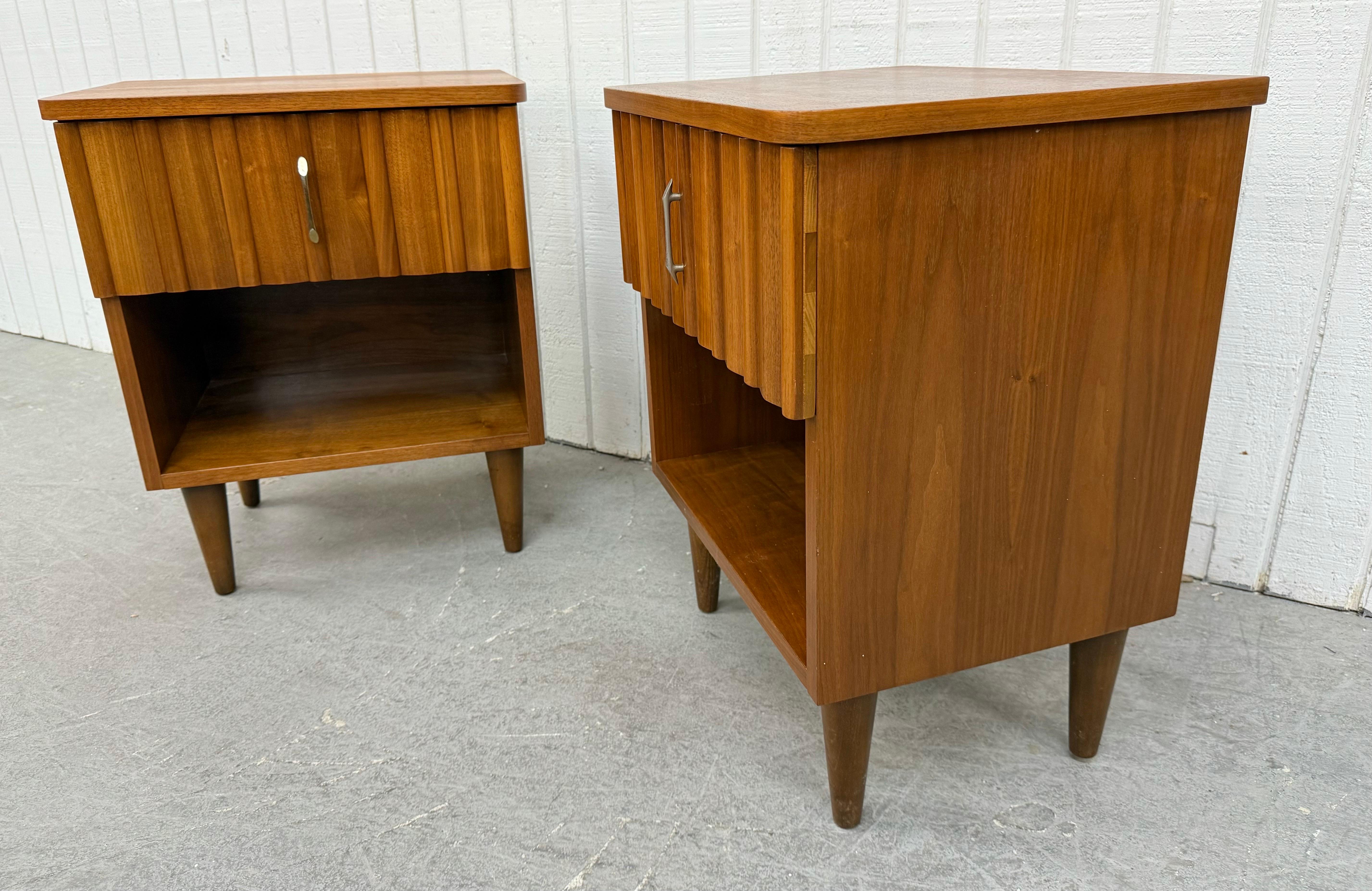 Mid-Century Modern Walnut Nightstands - Set of 2 In Good Condition In Clarksboro, NJ